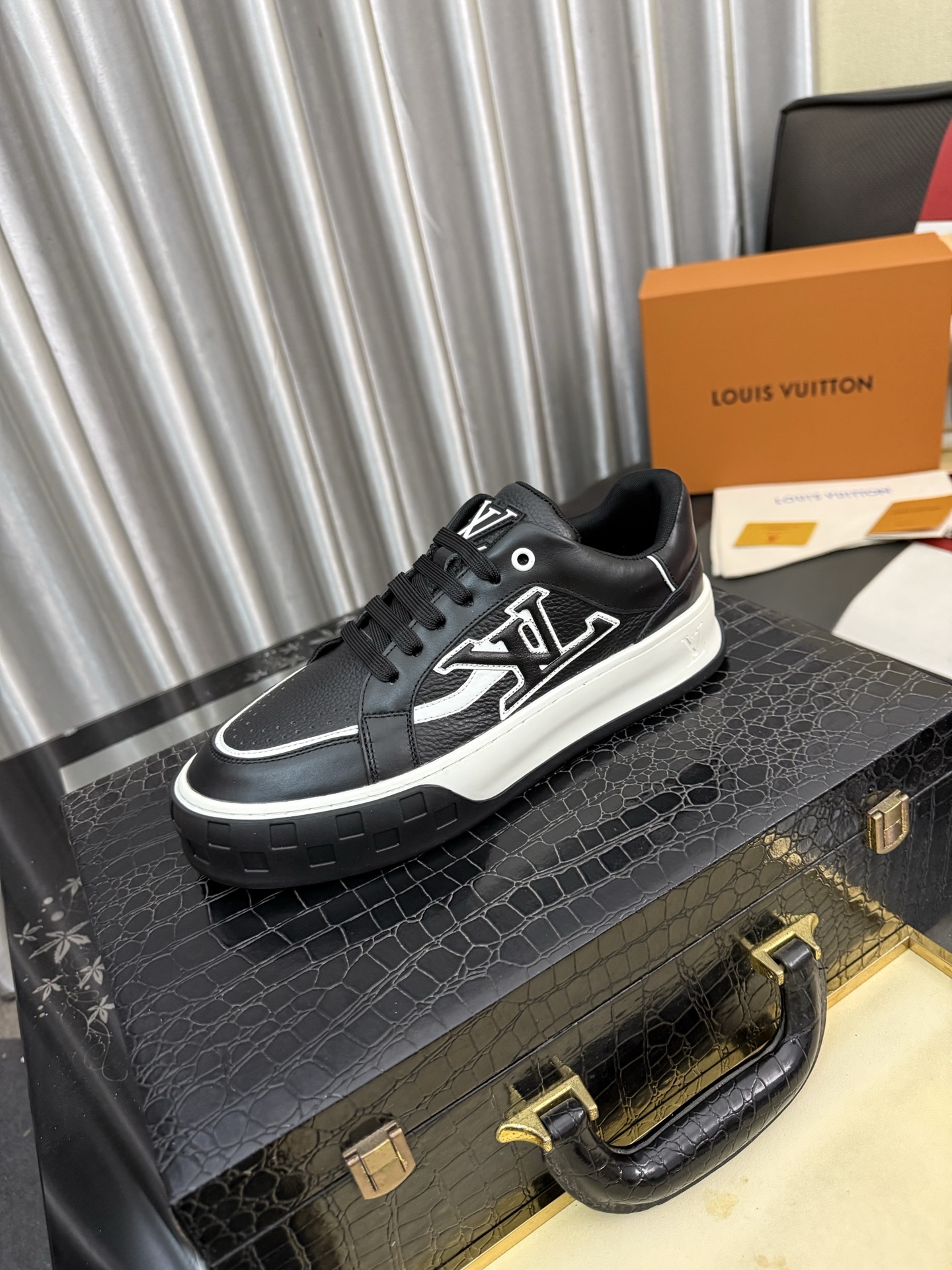 NO:831074,[lv Louis Vuitton] High version, a must-have for fashionable men, new products from Hong Kong counters [strong], big-name style, European and American masters strongly create unique styles, comfortable on the feet, super soft outsole, super wear-resistant. Gives people a strong visual impact. Materials: imported silk cowhide leather upper, mesh rubber outsole, rubber graphics matching, 38-45,, louis vuitton, louis vuitton, cowhide19860909【lv路易威登】高版本 时尚潮男必备,香港专柜新品出炉[强], 大牌风范,欧美大师强力打造独特款式,上脚舒适,大底超柔软,超耐磨.给人视觉冲击感强.材料: 鞋面进口丝绸牛皮牛里加网橡胶大底,橡胶图形搭配,38一45,,louis vuitton,louis vuitton,cowhide,Men's shoes