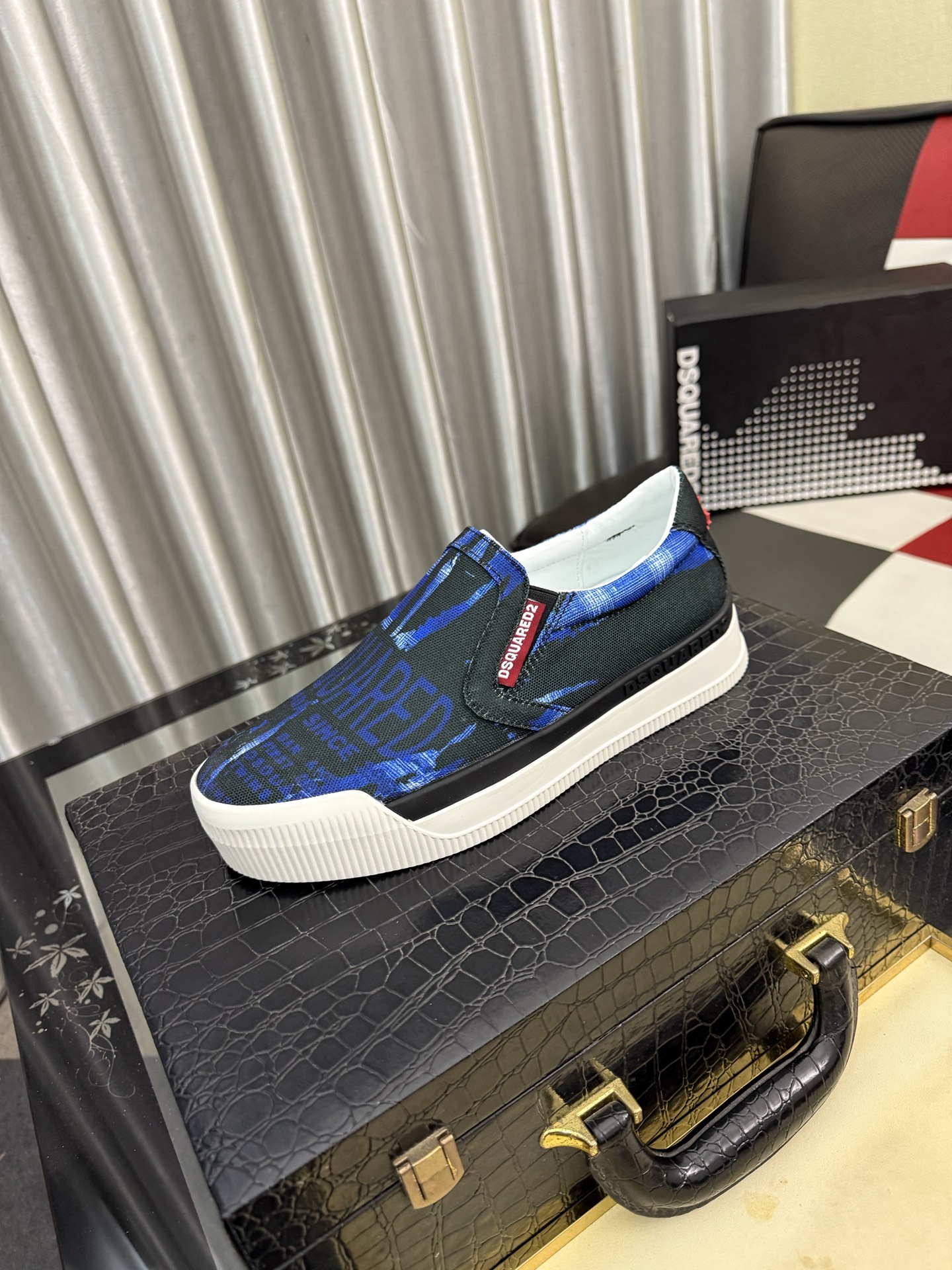 NO:831246,D2's new top-notch casual shoes for street men are coming and are available at counters simultaneously. Original factory configuration, original woven material imported from Italy, soles specially supplied by the original factory, original soles are super comfortable, original factory follow-up goods, code number 38-46,19860909D2新款顶级代购炸街男神休闲鞋新品来袭专柜同步发售原厂配置,意大利进口原版编织材质 鞋底原厂特供原版底超级舒适,原厂跟单货 码数 38-46,,Men's shoes