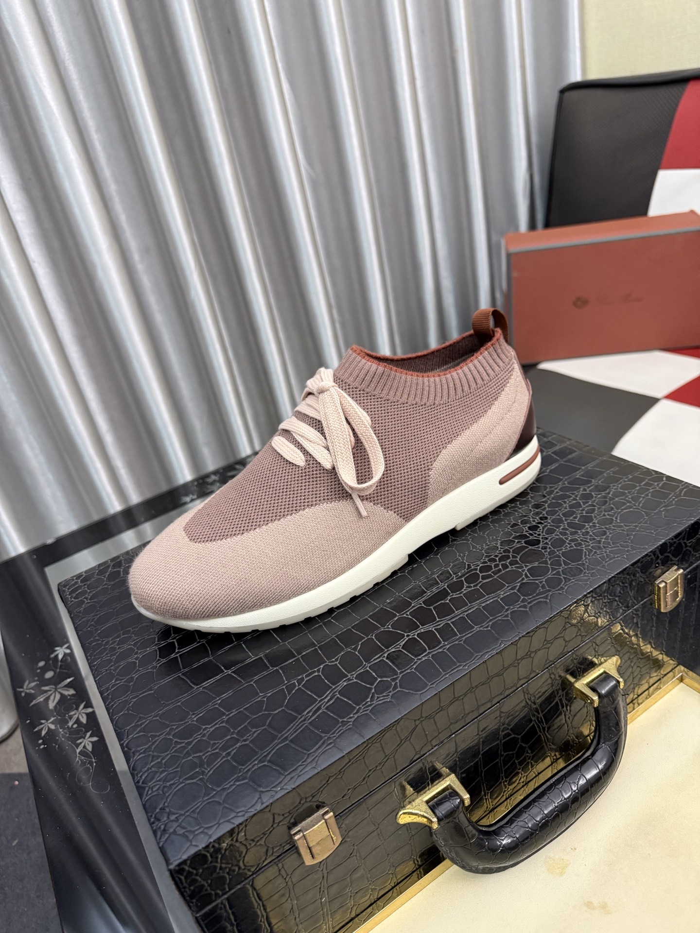 NO:831254,LP~. A must-have casual shoe for trendy men. Original brand imported from Italy, imported fly-woven upper, pig lining (refuses to discolor and grind the feet). Original factory special air cushion sole, French lazy style design. Fits the feet. Original quality. Super comfortable original sole. Size 36-46, loro piana19860909LP～.休闲鞋潮男必备款 意大利进口原版品牌,进口飞织鞋面,猪里（拒绝脱色磨脚）鞋底原厂特供原版气垫底,法国懒人风格设计 贴脚 在贴原单品质 超舒服原版底 .码数36-46,,loro piana,Men's shoes
