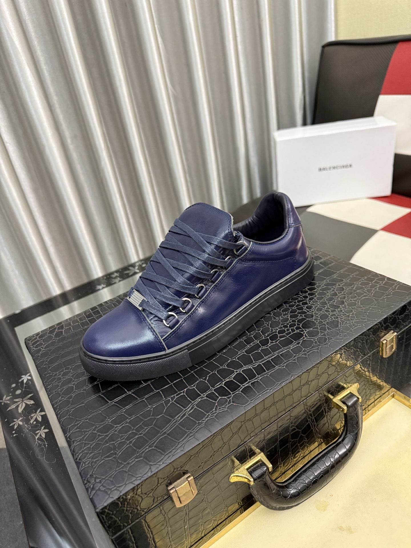 NO:831552,Balenciaga [Balenciaga]. The latest model from the official website, purchased and dismantled from Europe. 1:1 copy. Original outsole. The foot feels elastic and soft. The fabric is imported butter wrinkled leather with fine texture. The first layer of sheepskin is made of the same materials as the original. The same craftsmanship as the original. (45 to 46, can be customized),,balenciaga,balenciaga,sheepskin19860909Balenciaga [巴黎世家].官网最新款、欧洲原版购入拆解 1:1复制 原版大底 脚感Q弹柔软 面料进口牛油皱纹皮,细密皮纹 头层羊皮里、原版一致的用料 原版一致的工艺,码数38-44.(45一46、可以订做),,balenciaga,balenciaga,sheepskin,Men's shoes