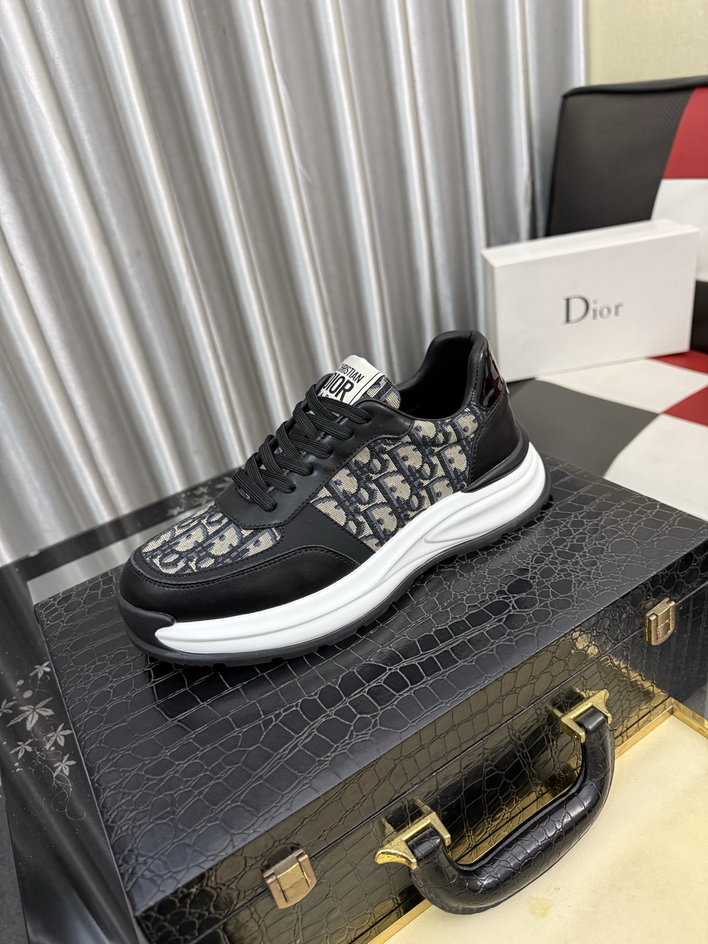 NO:831560,[Dior] Dior casual shoes are shipped. They are made of imported cowhide with brand material font. The heel is made of high-grade cowhide. Sheepskin lining. Comfortable to wear. Lightweight. Original last mold. Official website 11. Private mold outsole. Available in 38 to 443 colors. Dior, dior, cowhide, sheepskin19860909【Dior】迪奥休闲鞋出货,采用进口牛皮压搭配品牌料字体,后跟牛皮显凸出高档,羊皮内裡,穿着舒适,轻便,原版楦头开模,官网11,私模大底,码数38一443色可选,,dior,dior,cowhide,sheepskin,Men's shoes