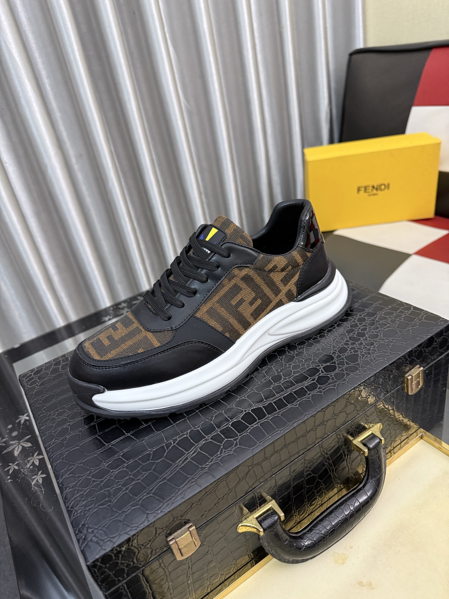 NO:831569,【Fendi】Fendi's latest casual shoes for men!  Available at counters simultaneously!  A one-to-one replica of the original. Made entirely of imported first-layer calfskin, with first-layer water-dyed cowhide inside. The original factory provides a rubber outsole. Leading a new fashion concept. Available in 38-443 colors, fendi, fendi, cowhide19860909【Fendi】芬迪 男士最新款休闲鞋！专柜同步上市！原版一比一复刻.全进口头层小牛皮制面,内里采用头层水染牛皮,原版原厂特供橡胶大底.引领时尚新概念.配码38-443色可选,,fendi,fendi,cowhide,Men's shoes