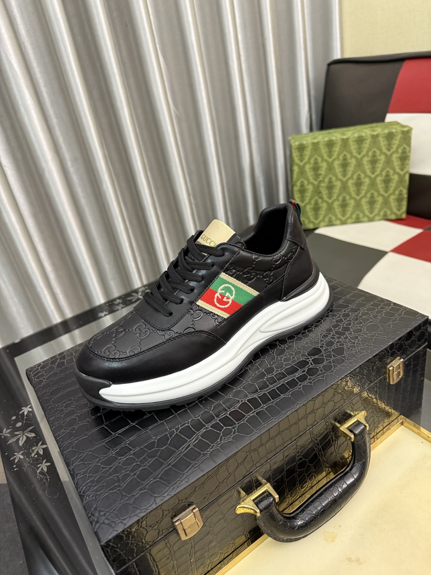 NO:831574,[GUCCI] Gucci men's casual shoes are absolutely popular and the ultimate matching item for trendy men!  The charm of super texture is irresistible, the main recommendation, the flower leather color is bright!  The upper is made of high-quality cowhide + brand printed fabric, sheepskin feet, wear-resistant rubber sole, noble and elegant!  Extremely comfortable, you can be as handsome as you want. 38-442 colors available, gucci, cowhide, sheepskin19860909【GUCCI】古奇男鞋休闲鞋绝对火爆潮男的极致搭配单品！超质感魅力挡不住,主推款,花皮色彩亮丽！鞋面选用优质牛皮+品牌印花面料,羊皮垫脚, 耐磨橡胶底,高贵典雅！舒适度爆棚想怎么帅就怎么帅 38-442色可选,,gucci,cowhide,sheepskin,Men's shoes