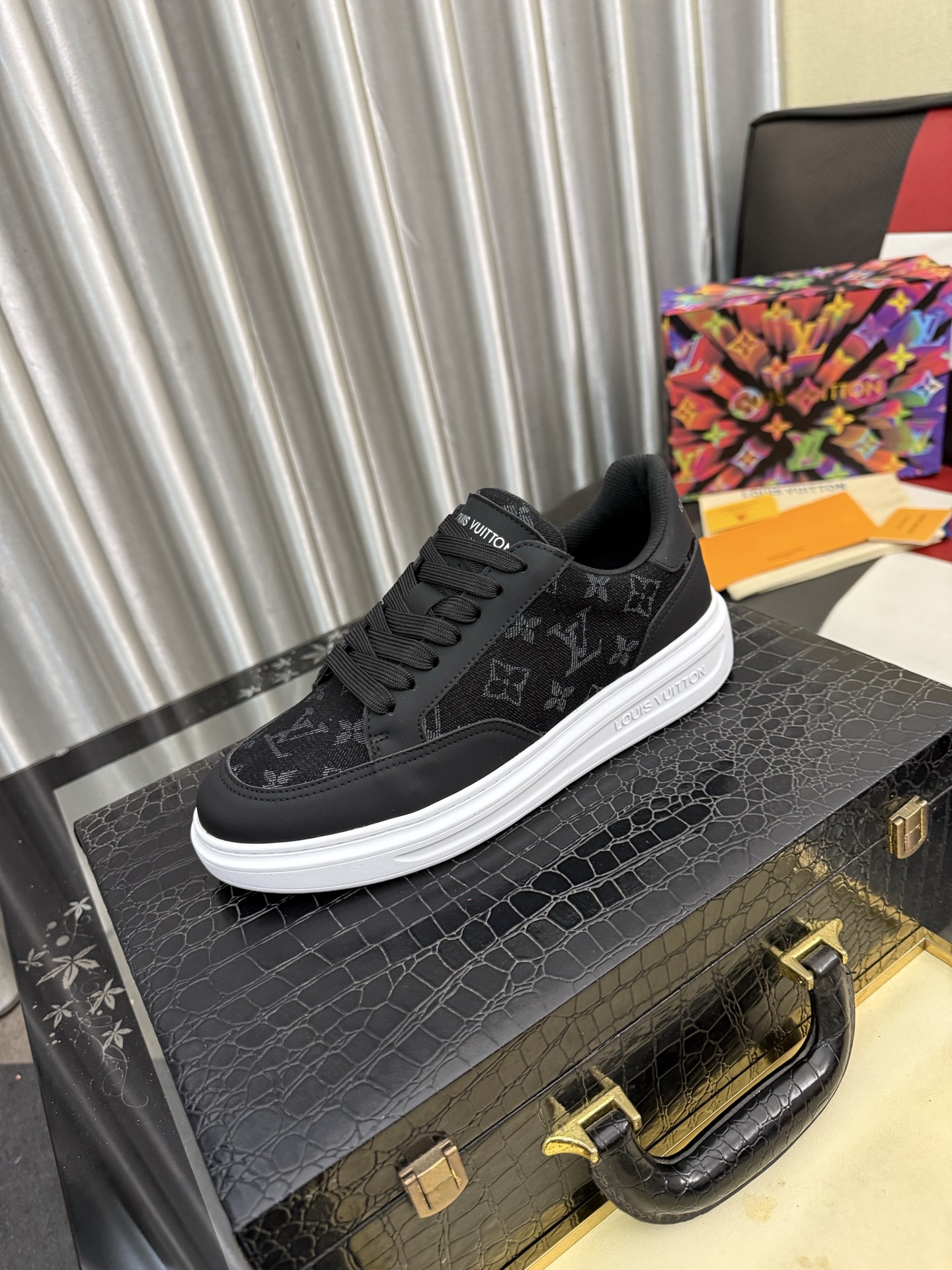 NO:831580,[lv Louis Vuitton] High version, a must-have for fashionable men, new products from Hong Kong counters [strong], big-name style, European and American masters strongly create unique styles, comfortable on the feet, super soft outsole, super wear-resistant. Gives people a strong visual impact. Materials: imported silk cowhide leather upper, mesh rubber outsole, rubber graphics matching, 38-44,, louis vuitton, louis vuitton, cowhide19860909【lv路易威登】高版本 时尚潮男必备,香港专柜新品出炉[强], 大牌风范,欧美大师强力打造独特款式,上脚舒适,大底超柔软,超耐磨.给人视觉冲击感强.材料: 鞋面进口丝绸牛皮牛里加网橡胶大底,橡胶图形搭配,38一44,,louis vuitton,louis vuitton,cowhide,Men's shoes