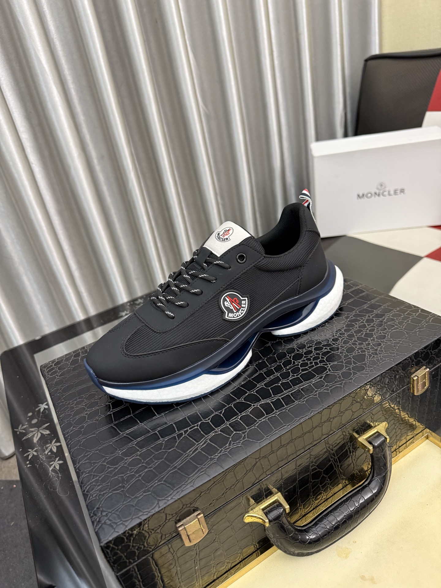 NO:831514,[MONCLER] Same style as the official website. High-quality men's shoes. Customized calfskin material. Mesh breathable inner leather insole. Original open molded outsole style. Men's casual sports shoes. Lace-up men's shoe series. European and American trend style. Random matching. Comfortable foot feel. Standard size: 38-44, Moncler, sneakers, cowhide.19860909【MONCLER】蒙口、官网同款 高品质男鞋 材料定制小牛皮 网布透气内里真皮鞋垫 原版开模大底款式类型男士休闲运动鞋 系带款男鞋系列 欧美潮流风格 随意搭配 脚感舒适、标准码38-44,,Moncler,sneakers,cowhide,Men's shoes