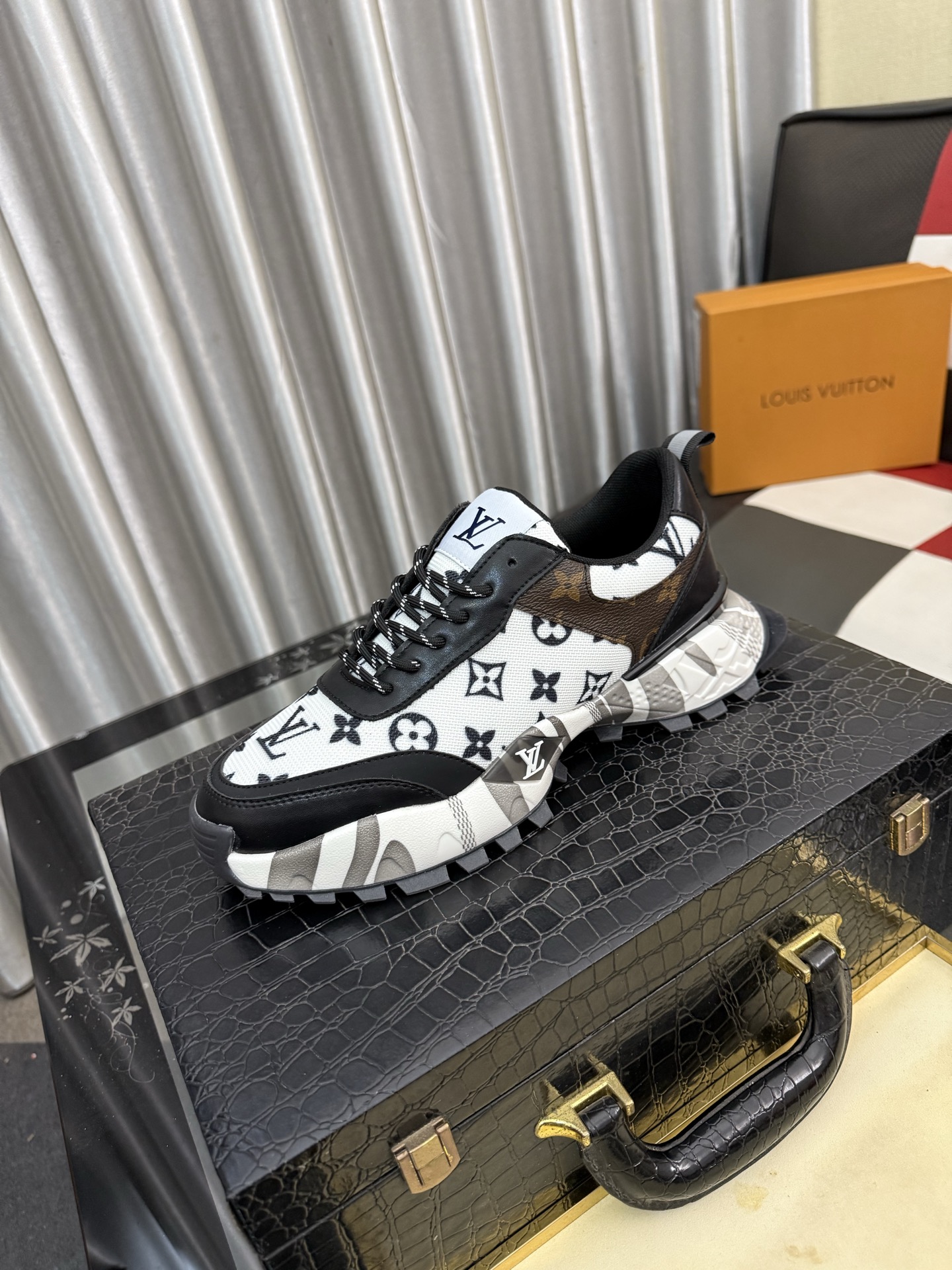 NO:831522,LV Louis Vuitton. The latest trendy shoes and casual shoes are popular in physical stores. New spring and summer comfortable imported custom original cowhide, unique jacquard fabric element design. With sheepskin lining, LV original bottom, [sun] [sun] high-end packaging, high-quality details determine the quality, you can enter and exit the counter at will, welcome to compare code numbers 38-44,, louis vuitton, louis vuitton, cowhide, sheepskin19860909LV 路易威登.最新潮鞋休闲鞋实体店爆款.新品春夏季舒适进口定制原版牛皮,独特提花面料元素设计.搭配羊皮内里,Lv原版底,[太阳][太阳]高端包装高品质细节决定品质、可随意进出专柜,欢迎对比码数38-44,,louis vuitton,louis vuitton,cowhide,sheepskin,Men's shoes