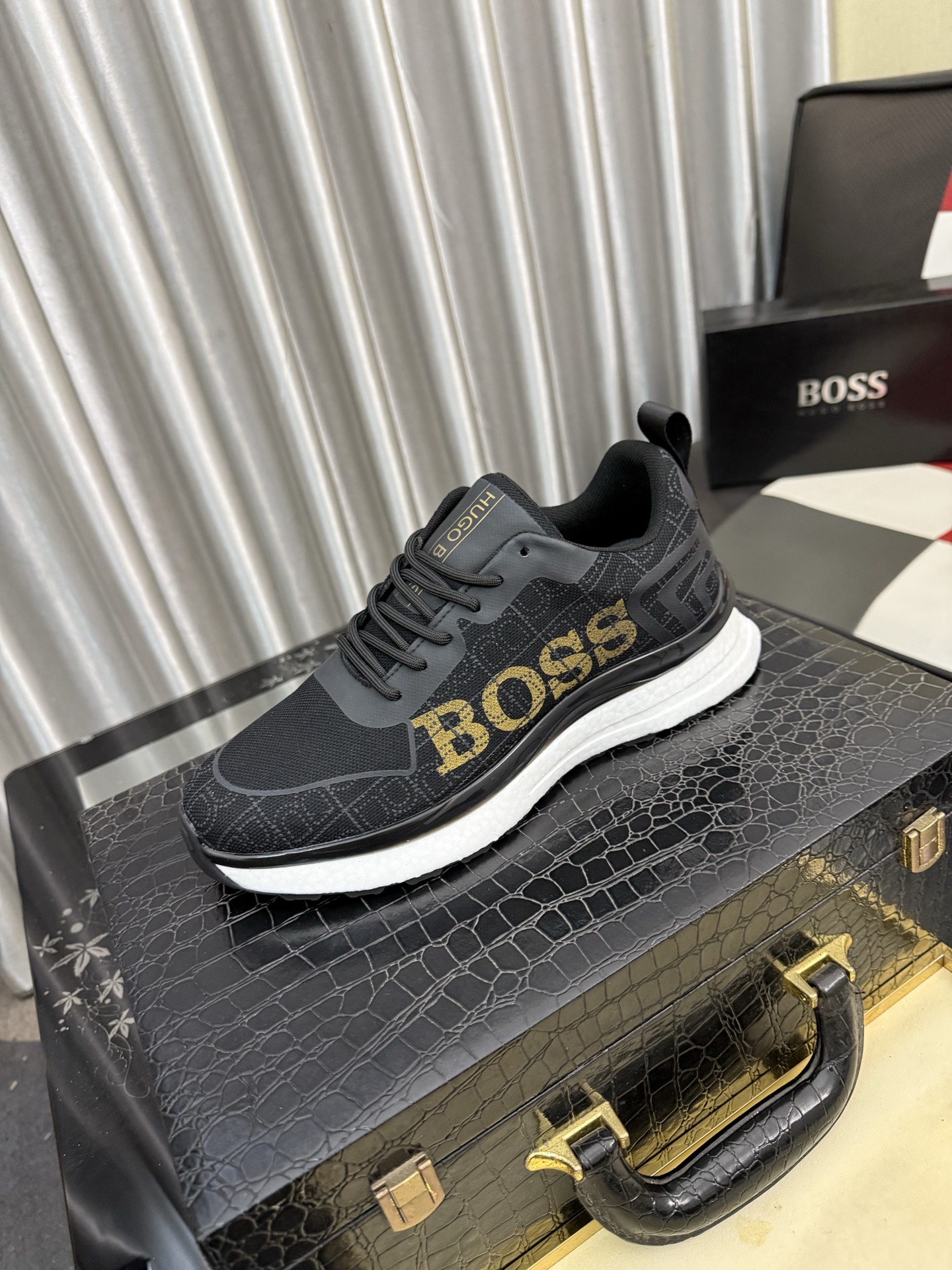 NO:831538,[BOOS] Men's casual shoes are made of original quality uppers made of imported calfskin, super breathable and comfortable, with fine workmanship and high-end atmosphere. They have a fashionable model shape. The foamed transparent wear-resistant outsole is comfortable to wear and worth owning. Available in 38-443 colors, cowhide19860909【BOOS】男鞋休闲鞋原单品质鞋面采用进口小牛皮,超透气舒适内里做工精细,高端大气.有时尚典范造型.发泡透明耐磨大底,穿着舒适,值得拥有.码数38-443色可选,,cowhide,Men's shoes