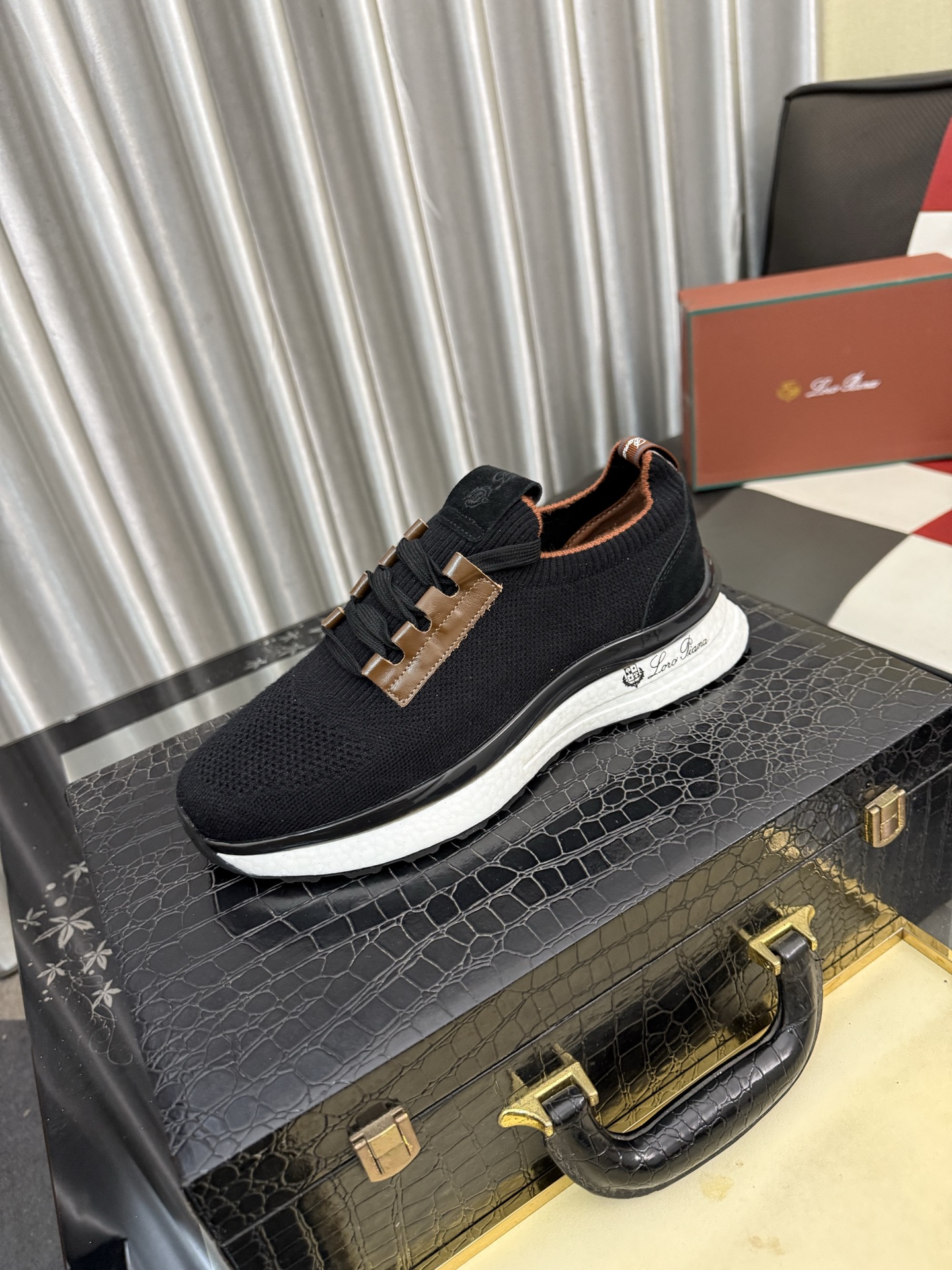 NO:831545,LP~. A must-have casual shoe for trendy men. Original brand imported from Italy, imported original leather, pig lining (refuses to discolor and grind the feet). Original factory special air cushion sole, French lazy style design, close to the foot, original quality, super comfortable original sole. Size 38-443 colors available, loro piana19860909LP～.休闲鞋潮男必备款 意大利进口原版品牌,进口原版皮,猪里（拒绝脱色磨脚）鞋底原厂特供原版气垫底,法国懒人风格设计 贴脚 在贴原单品质 超舒服原版底 .码数38-443色可选,,loro piana,Men's shoes