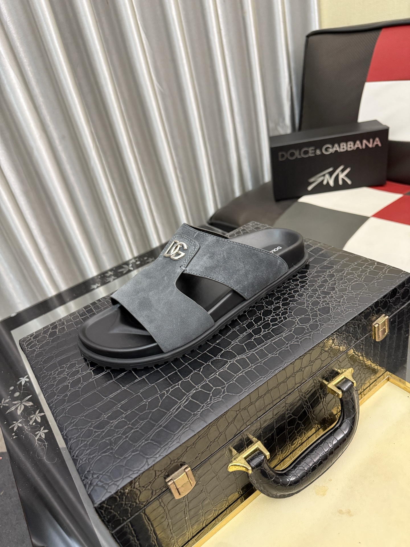 NO:831553,DG～The new DG men’s casual slippers, Dolce & Gabbana’s new products, official website limited edition!  Imported customized original PVC material, one-piece TPU outsole!  Size 38–45,,Dolce&Gabbana,slippers19860909DG～新款dg男士休闲拖鞋、杜嘉班纳力推新品,官网限定款！进口定制原版PVC材质、一体成型TPU大底！码数38–45,,Dolce&Gabbana,slippers,Men's shoes