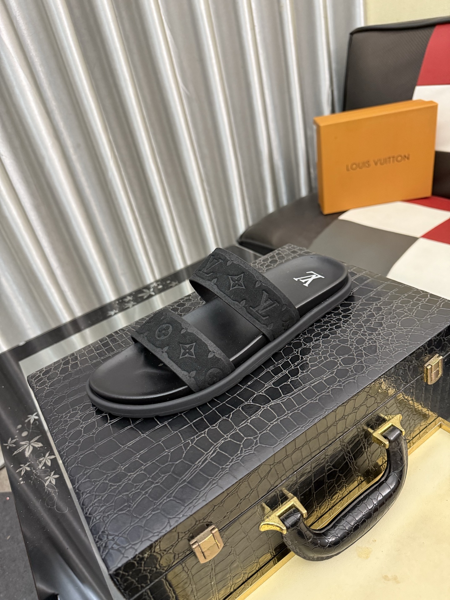 NO:831561,[Louis Vuitton LV slippers] (high-end cowhide) counter 11 fashion style, a must-have for summer!  The designer used LV's iconic outsole to make the original simple slippers instantly fashionable!  The upper is made of flexible special cowhide straps alternately matched with each other, and the workmanship is exquisite!  A must-have for stylish men in the summer, size 38-44, louis vuitton, louis vuitton, slippers, cowhide19860909【路易威登LV拖鞋】（高端牛皮)专柜11时尚风范 夏季必备！设计师运用了LV 标志性的大底.使得原本简单的拖鞋立刻变得潮范十足！鞋面采用柔韧的专用牛皮带相间搭配,做工考究！型男过夏天必备,码数 38-44,,louis vuitton,louis vuitton,slippers,cowhide,Men's shoes