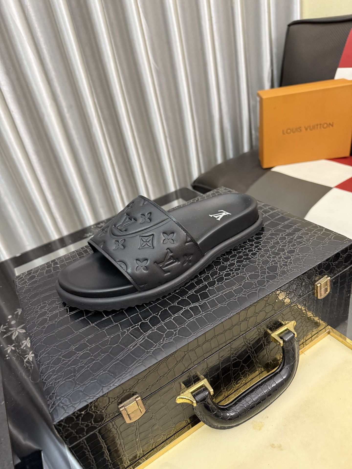 NO:832463,[Louis Vuitton LV slippers] (high-end cowhide) counter 11 fashion style, a must-have for summer!  The designer used LV's iconic outsole to make the original simple slippers instantly fashionable!  The upper is made of flexible special cowhide straps alternately matched with each other, and the workmanship is exquisite!  A must-have for stylish men in the summer, size 38-44, louis vuitton, louis vuitton, slippers, cowhide19860909【路易威登LV拖鞋】（高端牛皮)专柜11时尚风范 夏季必备！设计师运用了LV 标志性的大底.使得原本简单的拖鞋立刻变得潮范十足！鞋面采用柔韧的专用牛皮带相间搭配,做工考究！型男过夏天必备,码数 38-44,,louis vuitton,louis vuitton,slippers,cowhide,Men's shoes