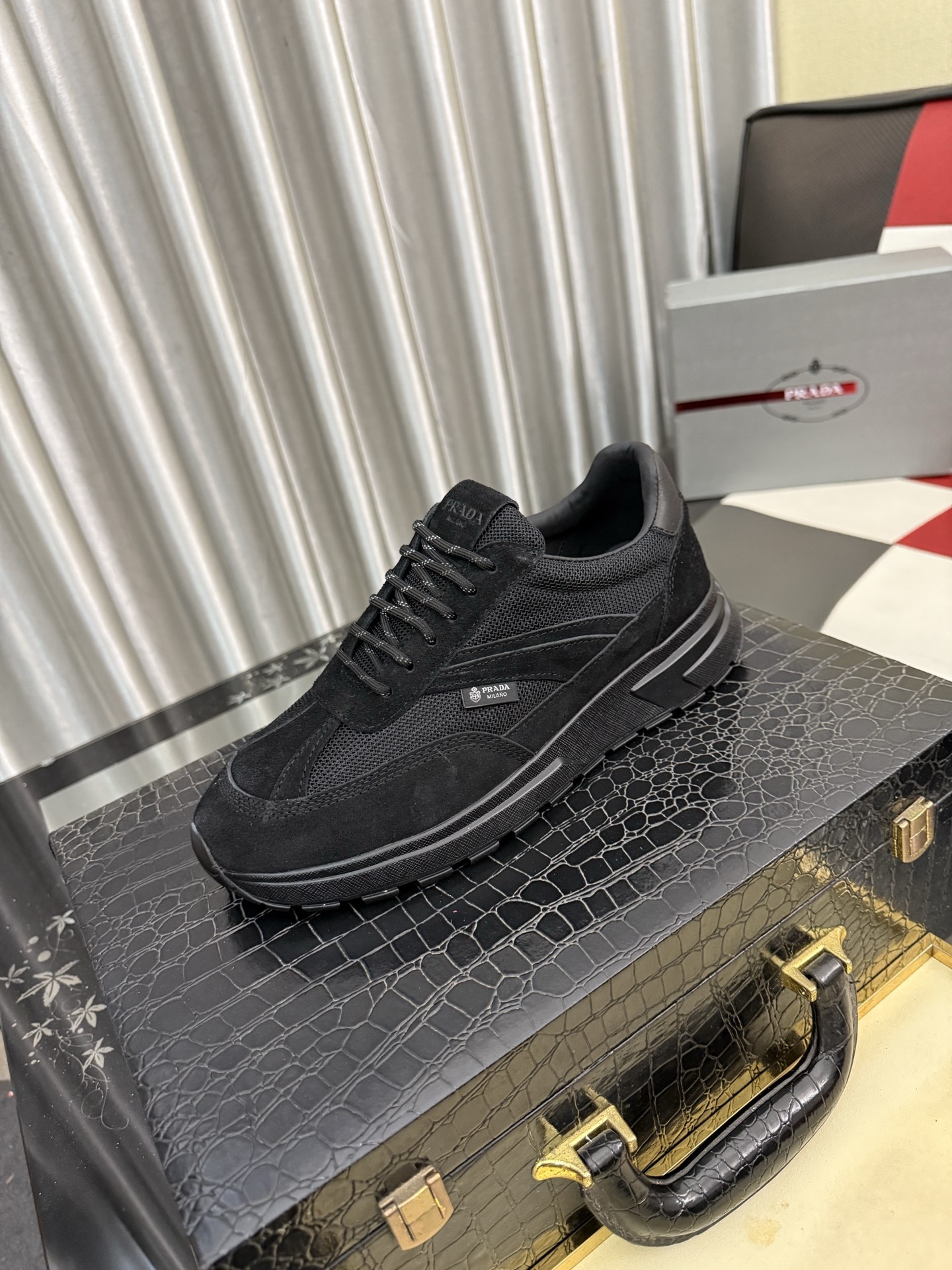 NO:832471,(Prada) The latest casual and fashionable men's shoes from the official website. The popular version is simple and elegant, exclusive for trendy men. The unique original decoration of the latest brand elements from the official website is fashionable and generous. The fabric is original first-layer cowhide and sheepskin lining. The official website specifies wear-resistant casual outsole. The classic model at the counter is shot in person and is available in 38-444 colors. Prada, cowhide, sheepskin19860909(普拉达)官网最新款休闲时尚男鞋,爆款版型简洁大气,潮男专属.独有的官网最新品牌元素元素原版装饰,时尚又大方,面料原版头层牛皮羊皮内里,官网指定耐磨休闲大底,专柜经典款实物拍摄38-444色可选,,prada,cowhide,sheepskin,Men's shoes
