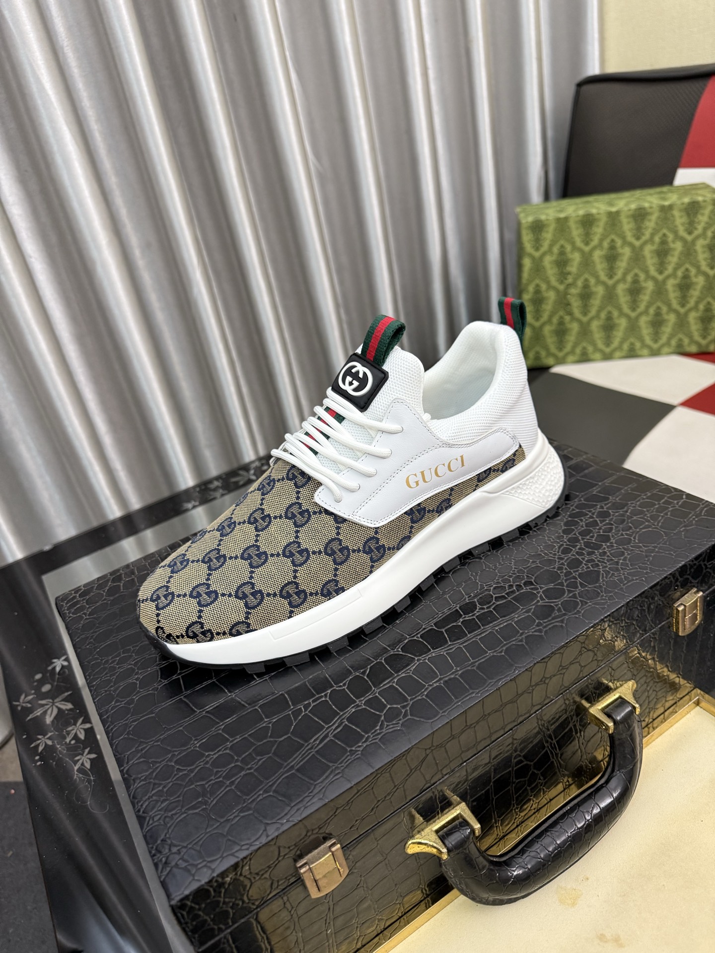 NO:832480,[GUCCI] Gucci men's casual shoes are absolutely popular and the ultimate matching item for trendy men!  The charm of super texture is irresistible, the main recommendation, the flower leather color is bright!  The upper is made of high-quality cowhide + brand printed fabric, sheepskin feet, wear-resistant rubber sole, noble and elegant!  Extremely comfortable, you can be as handsome as you want. 38-442 colors available, gucci, cowhide, sheepskin19860909【GUCCI】古奇男鞋休闲鞋绝对火爆潮男的极致搭配单品！超质感魅力挡不住,主推款,花皮色彩亮丽！鞋面选用优质牛皮+品牌印花面料,羊皮垫脚, 耐磨橡胶底,高贵典雅！舒适度爆棚想怎么帅就怎么帅 38-442色可选,,gucci,cowhide,sheepskin,Men's shoes