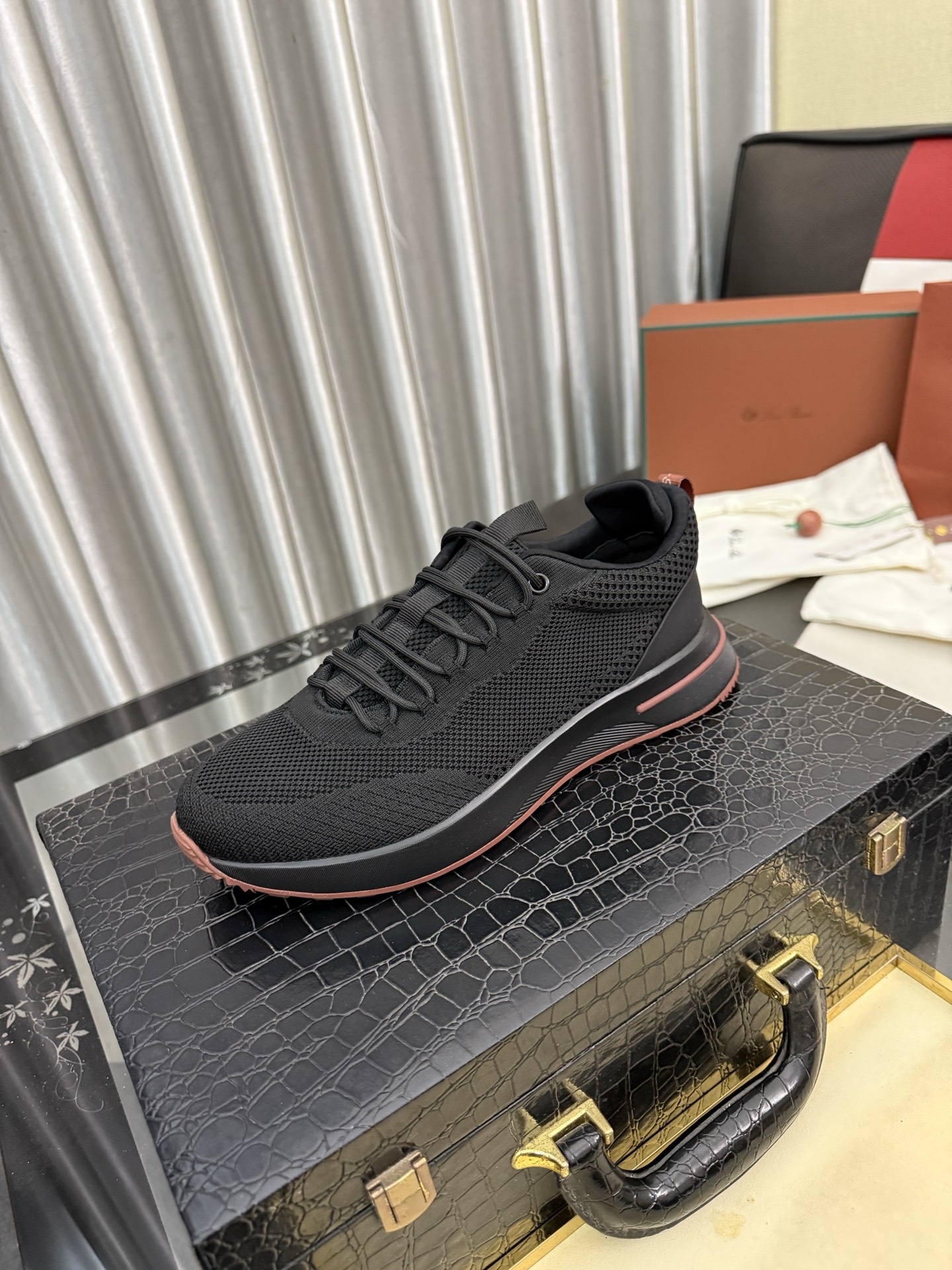 NO:832487,LP~. A must-have casual shoe for trendy men. Original brand imported from Italy, imported original leather, pig lining (refuses to discolor and grind the feet). Original factory special air cushion sole, French lazy style design. Fits the feet. Original quality. Super comfortable original sole. Size 38-44, loro piana19860909LP～.休闲鞋潮男必备款 意大利进口原版品牌,进口原版皮,猪里（拒绝脱色磨脚）鞋底原厂特供原版气垫底,法国懒人风格设计 贴脚 在贴原单品质 超舒服原版底 .码数38-44,,loro piana,Men's shoes