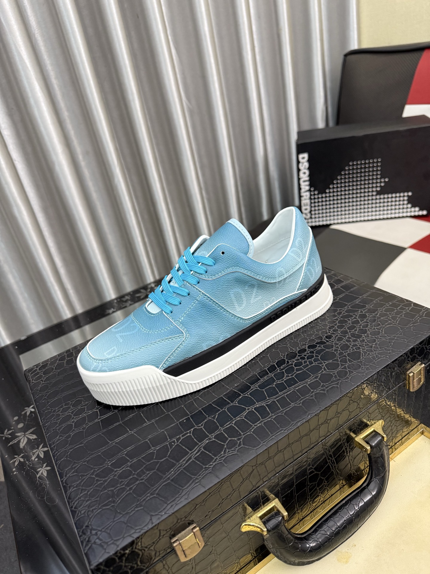 NO:832499,D2's new top-notch casual shoes for street men are coming and are available at counters simultaneously. Original factory configuration, original woven material imported from Italy, soles specially provided by the original factory, original soles are super comfortable, original factory follow-up goods, code number 36-46,19860909D2新款顶级代购炸街男神休闲鞋新品来袭专柜同步发售原厂配置,意大利进口原版编织材质 鞋底原厂特供原版底超级舒适,原厂跟单货 码数 36-46,,Men's shoes