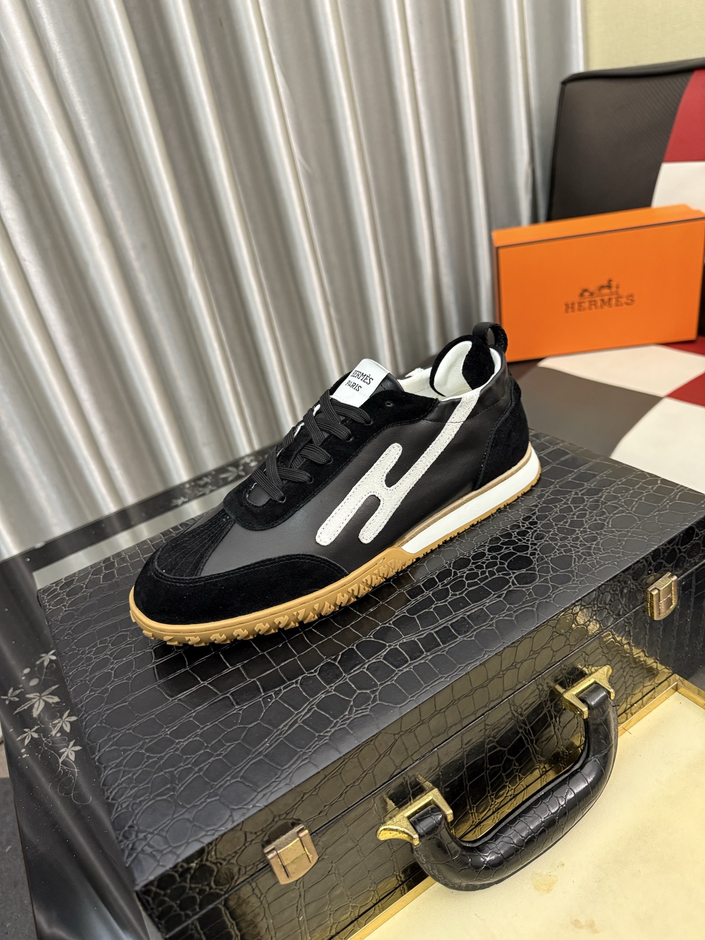 NO:832511,HERME* Hermès high-end men's fashionable casual sports shoes, crafted with custom-made imported fly weaving, layered upper design with distinct lines, cowhide lining foot pads, lightweight rubber outsole. Light luxury style, retro comfortable round toe, breathable upper without stuffiness, simple and elegant, comfortable and trendy on the feet, 38-447 colors available, hermes, hermes, sneakers, cowhide19860909HERME*爱马仕高端男士时尚休闲运动鞋,精工打造,定制进口飞织制作,叠层设计鞋面线条感层次分明,牛皮内里脚垫,轻质橡胶大底.轻奢风格,复古的舒适圆头,鞋面透气不闷脚,简约大气,上脚舒适富有潮流感38-447色可选,,hermes,hermes,sneakers,cowhide,Men's shoes