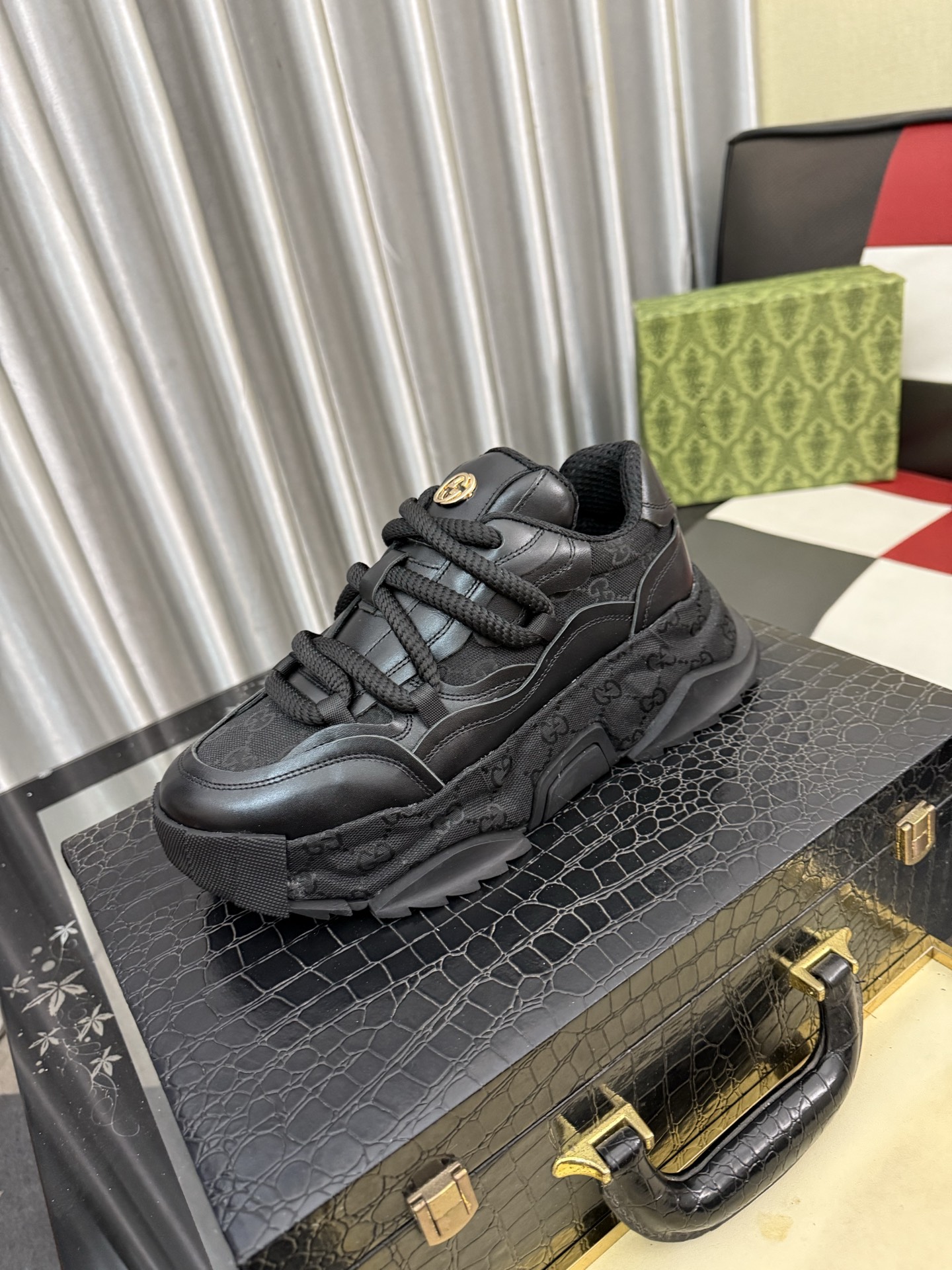 NO:832600,[GUCCI] Gucci men's casual shoes are absolutely popular and the ultimate matching item for trendy men!  The charm of super texture is irresistible, the main recommendation, the flower leather color is bright!  The upper is made of high-quality cowhide + brand printed fabric, sheepskin feet, wear-resistant rubber sole, noble and elegant!  Extremely comfortable, you can be as handsome as you want. 38-444 colors available, gucci, cowhide, sheepskin19860909【GUCCI】古奇男鞋休闲鞋绝对火爆潮男的极致搭配单品！超质感魅力挡不住,主推款,花皮色彩亮丽！鞋面选用优质牛皮+品牌印花面料,羊皮垫脚, 耐磨橡胶底,高贵典雅！舒适度爆棚想怎么帅就怎么帅 38-444色可选,,gucci,cowhide,sheepskin,Men's shoes