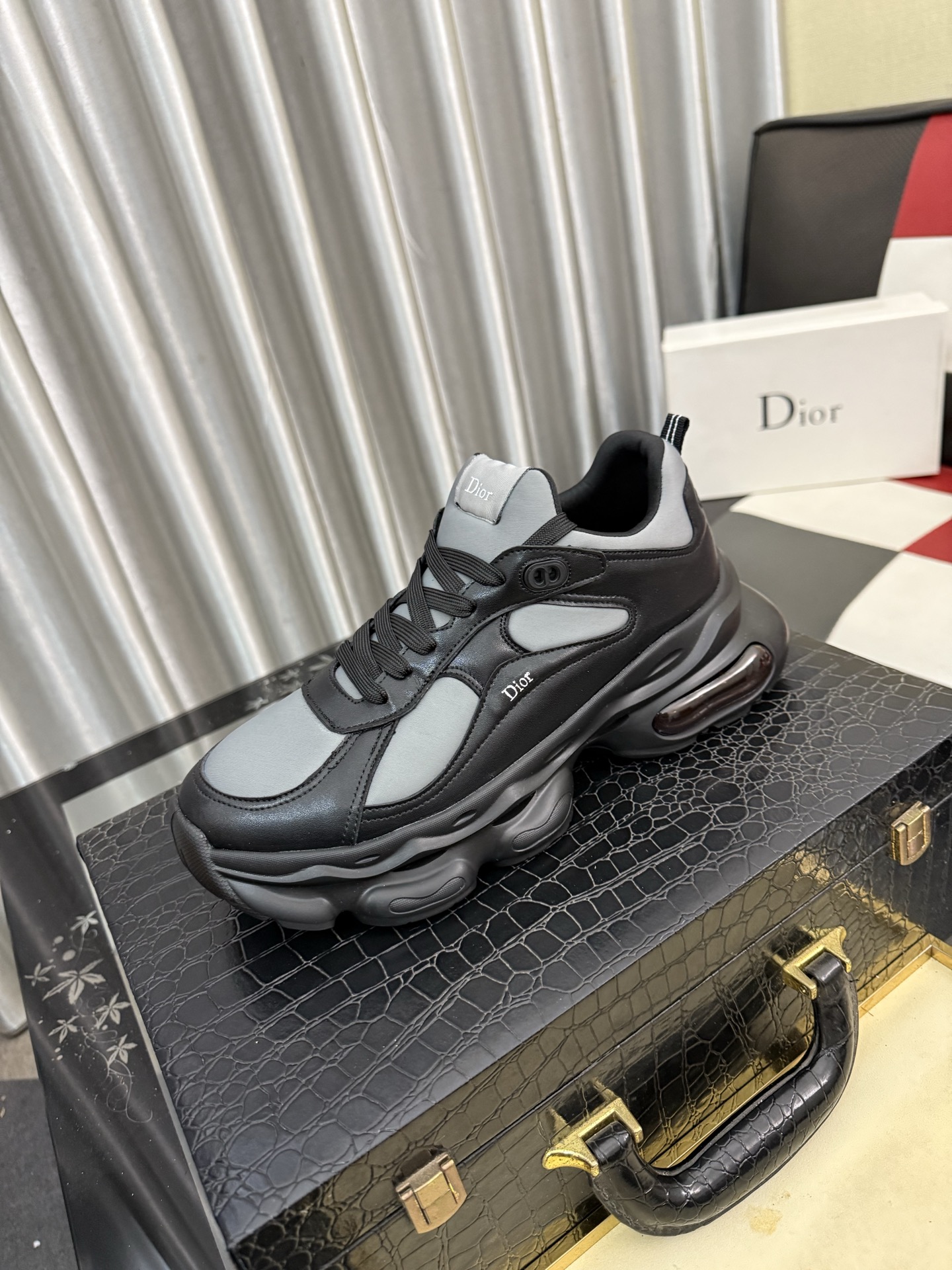 NO:832982,[Dior] Dior casual shoes are shipped. They are made of imported cowhide with brand material font. The heel is made of high-grade cowhide. Sheepskin lining. Comfortable to wear. Lightweight. Original last mold. Official website 11. Private mold outsole. Available colors from 38 to 444. Dior, dior, cowhide, sheepskin19860909【Dior】迪奥休闲鞋出货,采用进口牛皮压搭配品牌料字体,后跟牛皮显凸出高档,羊皮内裡,穿着舒适,轻便,原版楦头开模,官网11,私模大底,码数38一444色可选,,dior,dior,cowhide,sheepskin,Men's shoes