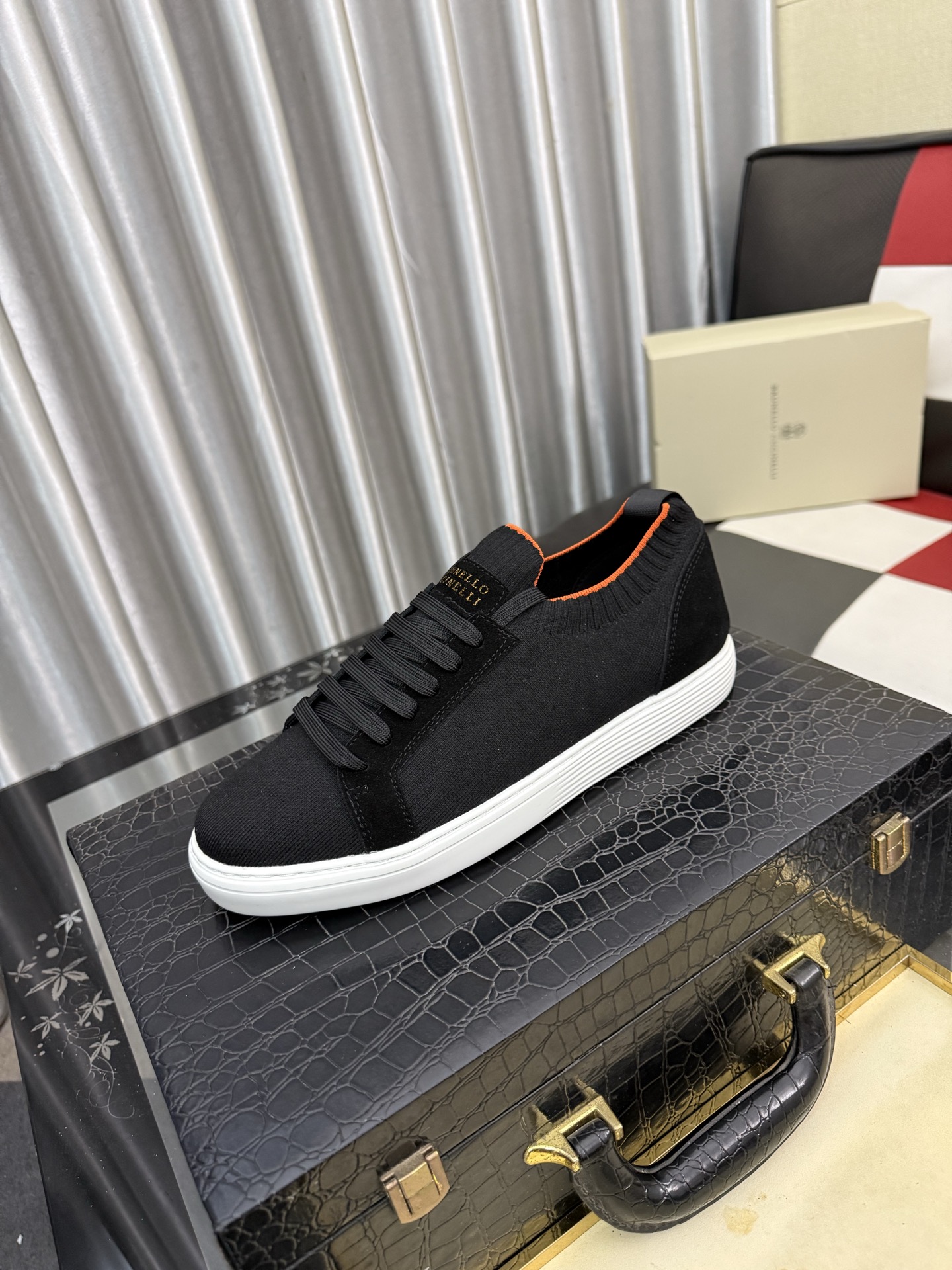 NO:833003,New Brunello Cucinelli spring and summer lace-up casual sports shoes for men. BC is the world's top luxury brand from Italy. Breathable fly-knit cashmere upper. High-temperature fused TPU on the upper. Unique design. Simple yet individual. Elastic and super-elastic Jiaji cloth at the shoe collar + universal stitching embellishment. The lining is white benzene-dyed special calfskin + 0.5mm round punching design. The foot pads are highly elastic foam and the cowhide lining is aligned. The upper foot is comfortable, breathable and not stuffy. The TPU+PU outsole is integrated.  The shoe box adopts the original drawer style with shoe storage bag. Size: 38-44, brunello cucinelli, cowhide19860909新品Brunello Cucinelli春夏系带休闲运动男鞋 BC来自意大利的世界顶级奢侈品牌 鞋面透气飞织羊绒面 鞋面高温熔断TPU 独特设计 简约不失个性 鞋口松紧超弹佳集布+万能针车点缀 内里是本白色苯染专用小牛皮+0.5mm圆形冲孔设计 脚垫高弹发泡与牛里对贴 上脚舒服透气不闷脚 TPU+PU大底一体成型 鞋盒采用原版抽屉式 配鞋履收纳袋 码数:38-44,,brunello cucinelli,cowhide,Men's shoes