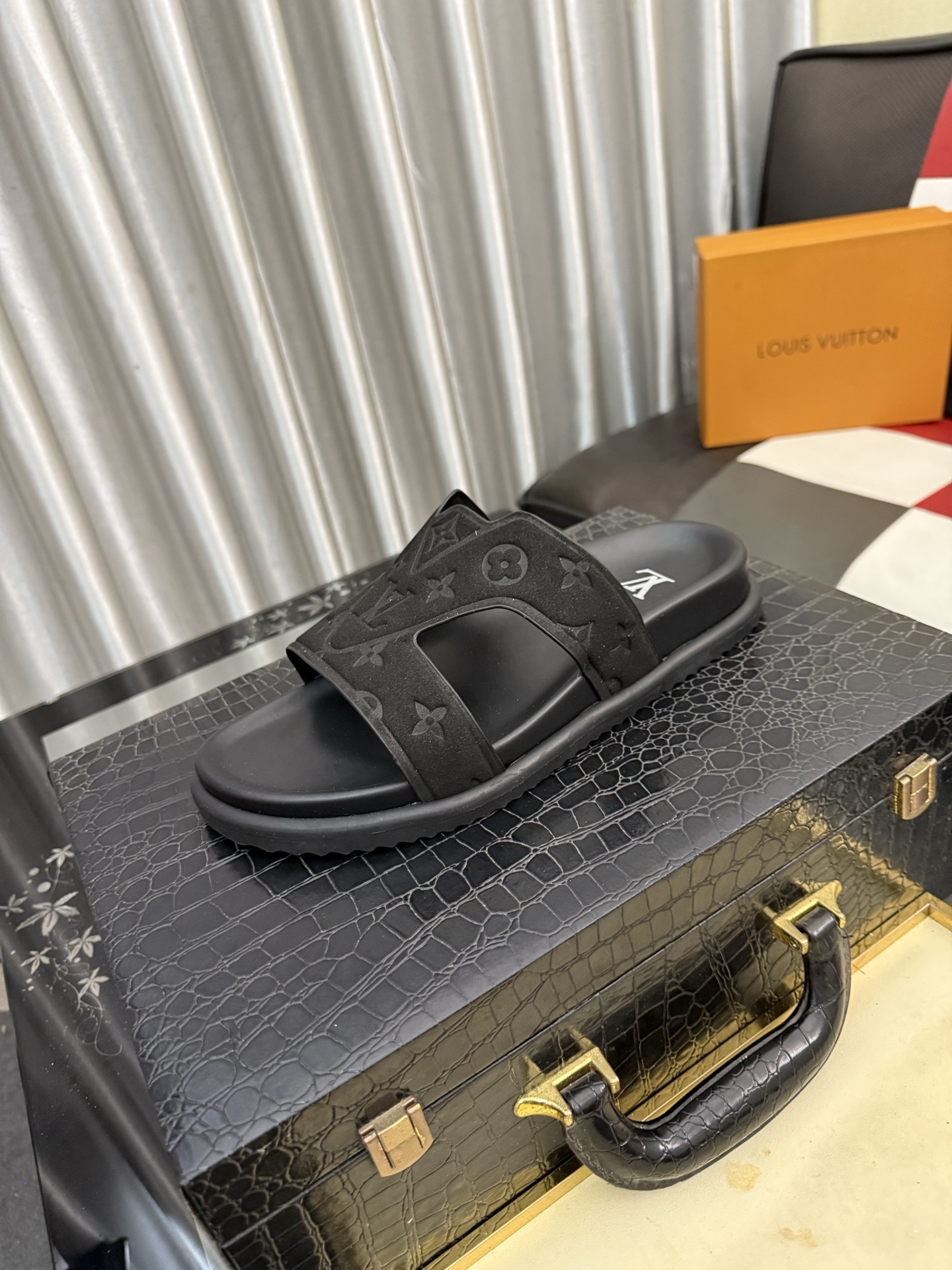 NO:833541,[Louis Vuitton LV slippers] (high-end cowhide) counter 11 fashion style, a must-have for summer!  The designer used LV's iconic outsole to make the original simple slippers instantly fashionable!  The upper is made of flexible special cowhide straps alternately matched with each other, and the workmanship is exquisite!  A must-have for stylish men in the summer, size 38-44, louis vuitton, louis vuitton, slippers, cowhide19860909【路易威登LV拖鞋】（高端牛皮)专柜11时尚风范 夏季必备！设计师运用了LV 标志性的大底.使得原本简单的拖鞋立刻变得潮范十足！鞋面采用柔韧的专用牛皮带相间搭配,做工考究！型男过夏天必备,码数 38-44,,louis vuitton,louis vuitton,slippers,cowhide,Men's shoes