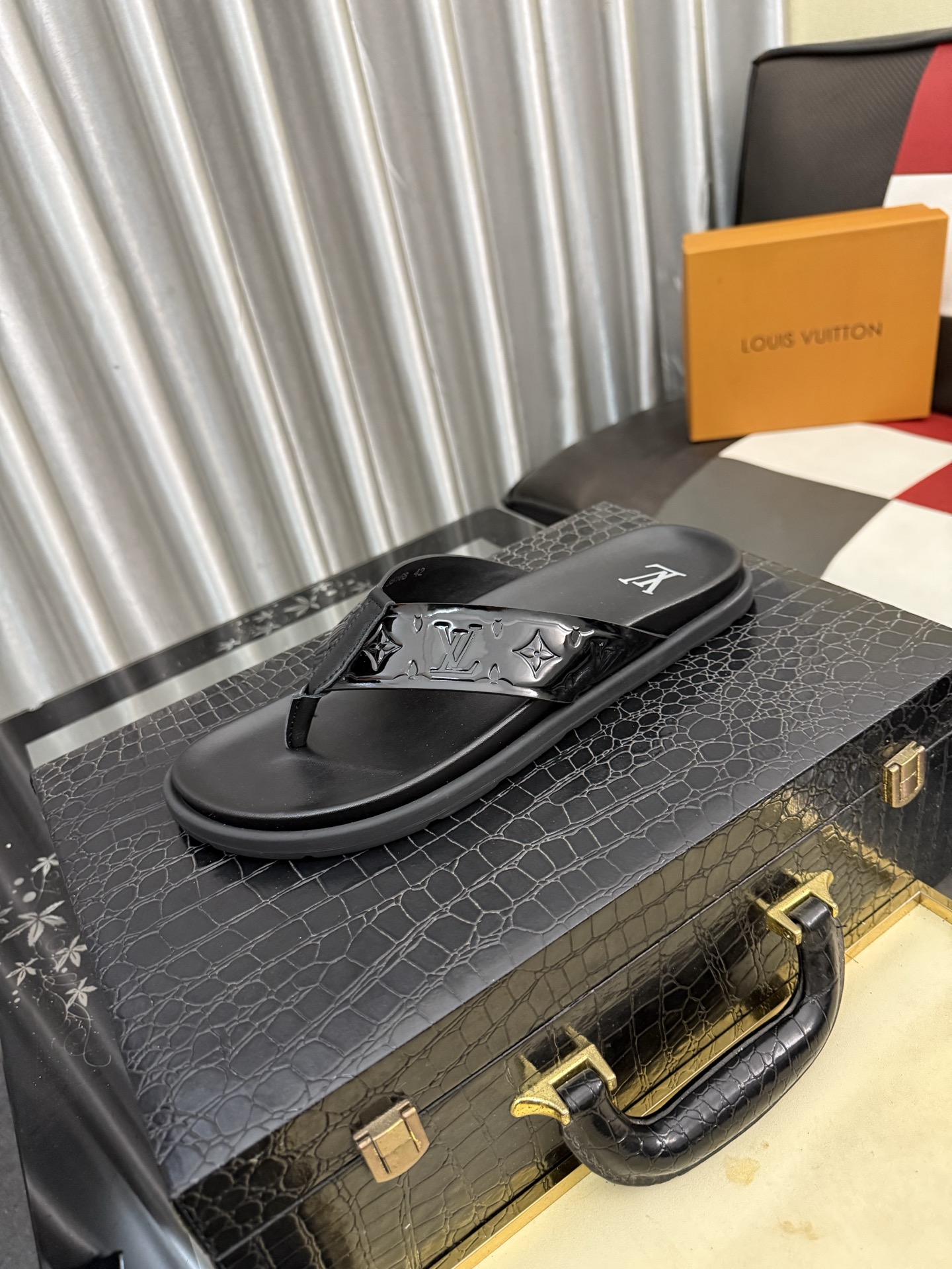 NO:833558,[Louis Vuitton LV slippers] (high-end cowhide) counter 11 fashion style, a must-have for summer!  The designer used LV's iconic outsole to make the original simple slippers instantly fashionable!  The upper is made of flexible special cowhide straps alternately matched with each other, and the workmanship is exquisite!  A must-have for stylish men in the summer, size 38-44, louis vuitton, louis vuitton, slippers, cowhide19860909【路易威登LV拖鞋】（高端牛皮)专柜11时尚风范 夏季必备！设计师运用了LV 标志性的大底.使得原本简单的拖鞋立刻变得潮范十足！鞋面采用柔韧的专用牛皮带相间搭配,做工考究！型男过夏天必备,码数 38-44,,louis vuitton,louis vuitton,slippers,cowhide,Men's shoes