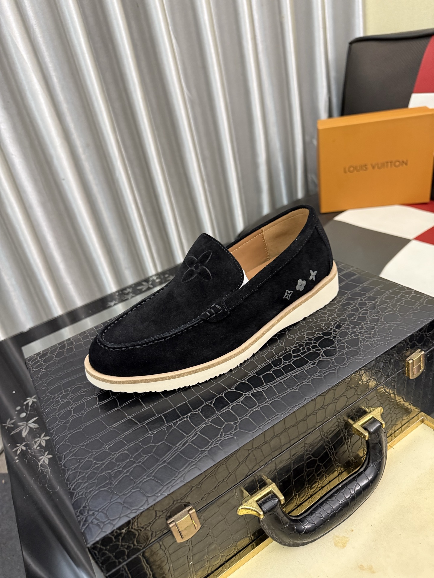 NO:833566,LV Louis Vuitton. The latest trendy shoes and casual shoes are popular in physical stores. New spring and summer comfortable imported custom original cowhide, unique jacquard fabric element design. With sheepskin lining, LV original bottom, [sun] [sun] high-end packaging, high-quality details determine the quality, you can enter and exit the counter at will, welcome to compare code numbers 38-44,, louis vuitton, louis vuitton, cowhide, sheepskin19860909LV 路易威登.最新潮鞋休闲鞋实体店爆款.新品春夏季舒适进口定制原版牛皮,独特提花面料元素设计.搭配羊皮内里,Lv原版底,[太阳][太阳]高端包装高品质细节决定品质、可随意进出专柜,欢迎对比码数38-44,,louis vuitton,louis vuitton,cowhide,sheepskin,Men's shoes