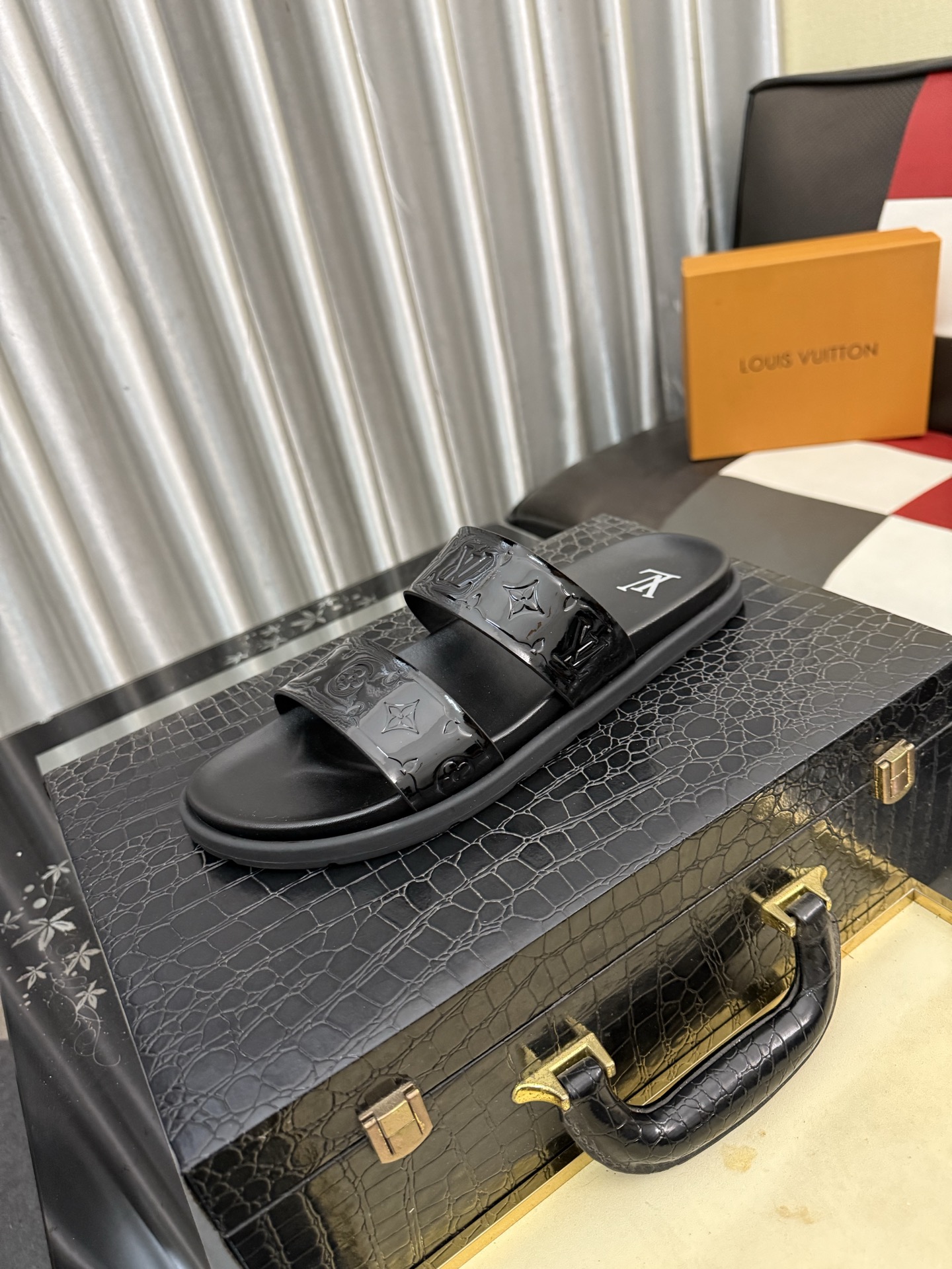 NO:833950,[Louis Vuitton LV slippers] (high-end cowhide) counter 11 fashion style, a must-have for summer!  The designer used LV's iconic outsole to make the original simple slippers instantly fashionable!  The upper is made of flexible special cowhide straps alternately matched with each other, and the workmanship is exquisite!  A must-have for stylish men in the summer, size 38-44, louis vuitton, louis vuitton, slippers, cowhide19860909【路易威登LV拖鞋】（高端牛皮)专柜11时尚风范 夏季必备！设计师运用了LV 标志性的大底.使得原本简单的拖鞋立刻变得潮范十足！鞋面采用柔韧的专用牛皮带相间搭配,做工考究！型男过夏天必备,码数 38-44,,louis vuitton,louis vuitton,slippers,cowhide,Men's shoes