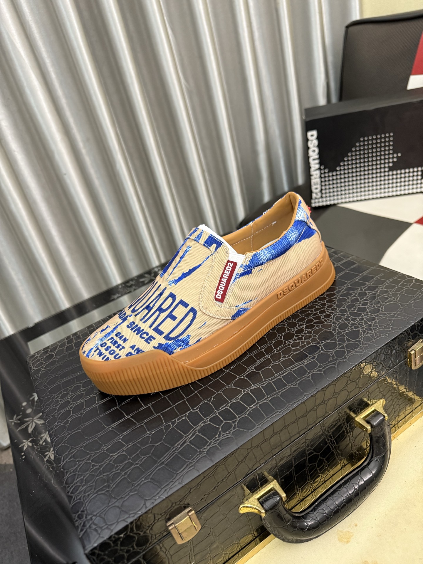 NO:834315,D2's new top-notch casual shoes for street men are coming and are available at counters simultaneously. Original factory configuration, original woven material imported from Italy, soles specially provided by the original factory, original soles are super comfortable, original factory follow-up goods, code number 36-46,19860909D2新款顶级代购炸街男神休闲鞋新品来袭专柜同步发售原厂配置,意大利进口原版编织材质 鞋底原厂特供原版底超级舒适,原厂跟单货 码数 36-46,,Men's shoes