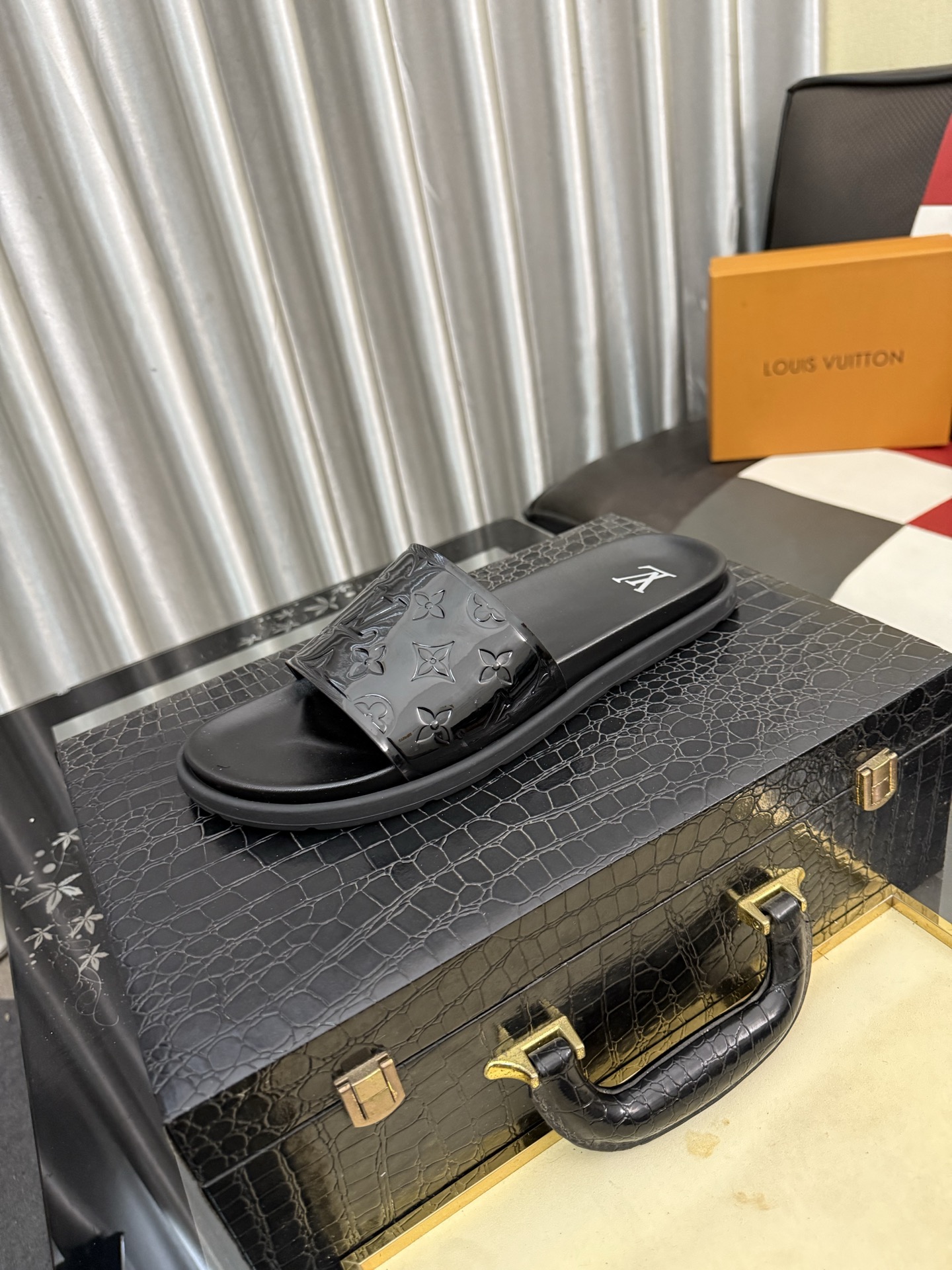 NO:834324,[Louis Vuitton LV slippers] (high-end cowhide) counter 11 fashion style, a must-have for summer!  The designer used LV's iconic outsole to make the original simple slippers instantly fashionable!  The upper is made of flexible special cowhide straps alternately matched with each other, and the workmanship is exquisite!  A must-have for stylish men in the summer, size 38-44, louis vuitton, louis vuitton, slippers, cowhide19860909【路易威登LV拖鞋】（高端牛皮)专柜11时尚风范 夏季必备！设计师运用了LV 标志性的大底.使得原本简单的拖鞋立刻变得潮范十足！鞋面采用柔韧的专用牛皮带相间搭配,做工考究！型男过夏天必备,码数 38-44,,louis vuitton,louis vuitton,slippers,cowhide,Men's shoes