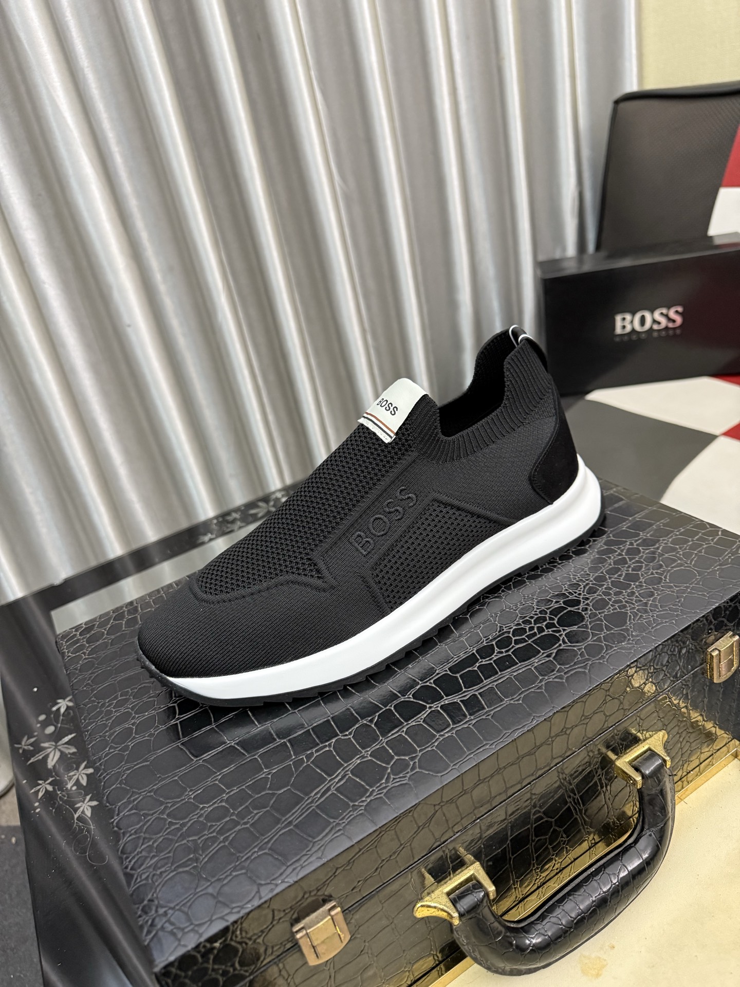 NO:834252,[BOOS] Men's casual shoes are made of original quality imported uppers, which are super breathable and comfortable, with fine workmanship and high-end atmosphere. They have a fashionable model shape. The foamed transparent wear-resistant outsole is comfortable to wear and worth owning. Available in 38-443 colors,19860909【BOOS】男鞋休闲鞋原单品质鞋面采用进口,超透气舒适内里做工精细,高端大气.有时尚典范造型.发泡透明耐磨大底,穿着舒适,值得拥有.码数38-443色可选,,Men's shoes