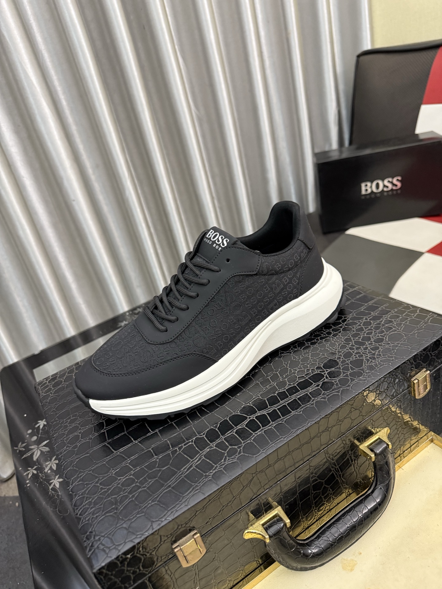 NO:834260,[BOOS] Men's casual shoes are made of original quality imported uppers, which are super breathable and comfortable, with fine workmanship and high-end atmosphere. They have a fashionable model shape. The foamed transparent wear-resistant outsole is comfortable to wear and worth owning. Available in sizes 38-444 colors.19860909【BOOS】男鞋休闲鞋原单品质鞋面采用进口,超透气舒适内里做工精细,高端大气.有时尚典范造型.发泡透明耐磨大底,穿着舒适,值得拥有.码数38-444色可选,,Men's shoes