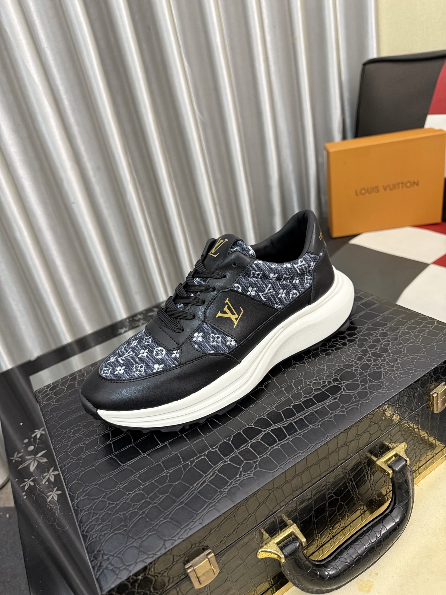 NO:834269,LV Louis Vuitton. The latest trendy shoes and casual shoes are popular in physical stores. New spring and summer comfortable imported custom original cowhide, unique jacquard fabric element design. With sheepskin lining, LV original bottom, [sun][sun] high-end packaging high-quality details determine the quality, you can enter and exit the counter at will, welcome to compare code numbers 38-443 colors available, louis vuitton, louis vuitton, cowhide, sheepskin19860909LV 路易威登.最新潮鞋休闲鞋实体店爆款.新品春夏季舒适进口定制原版牛皮,独特提花面料元素设计.搭配羊皮内里,Lv原版底,[太阳][太阳]高端包装高品质细节决定品质、可随意进出专柜,欢迎对比码数38-443色可选,,louis vuitton,louis vuitton,cowhide,sheepskin,Men's shoes