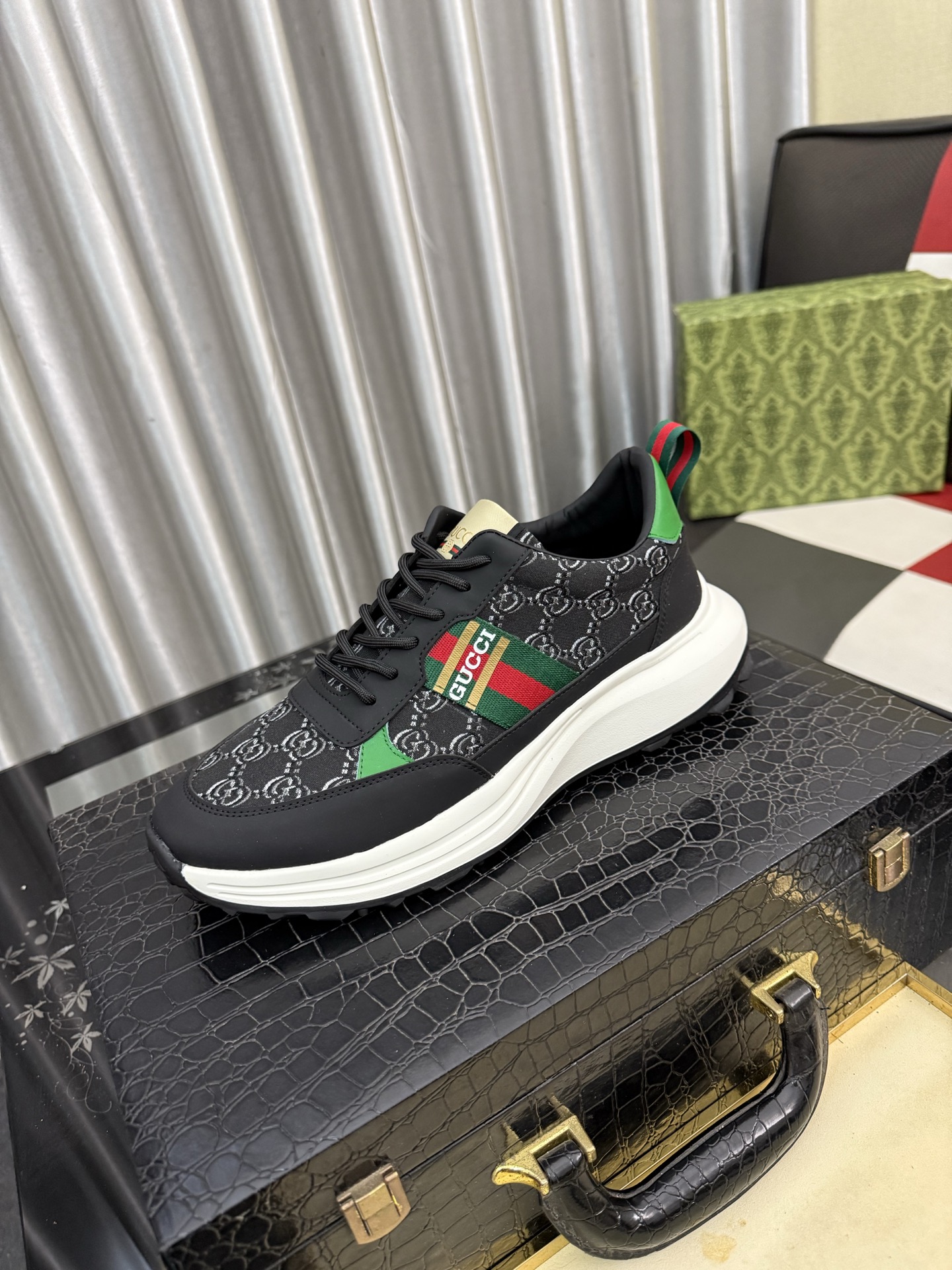 NO:834277,[GUCCI] Gucci men's casual shoes are absolutely popular and the ultimate matching item for trendy men!  The charm of super texture is irresistible, the main recommendation, the flower leather color is bright!  The upper is made of high-quality cowhide + brand printed fabric, sheepskin feet, wear-resistant rubber sole, noble and elegant!  Extremely comfortable, you can be as handsome as you want. 38-443 colors available, gucci, cowhide, sheepskin19860909【GUCCI】古奇男鞋休闲鞋绝对火爆潮男的极致搭配单品！超质感魅力挡不住,主推款,花皮色彩亮丽！鞋面选用优质牛皮+品牌印花面料,羊皮垫脚, 耐磨橡胶底,高贵典雅！舒适度爆棚想怎么帅就怎么帅 38-443色可选,,gucci,cowhide,sheepskin,Men's shoes