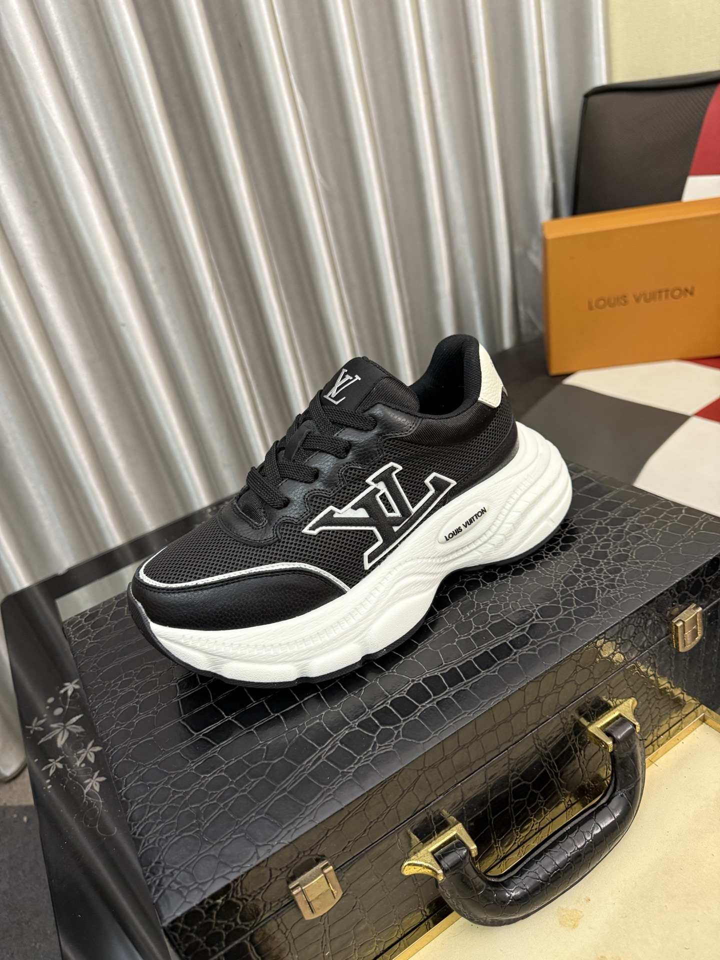 NO:834286,LV Louis Vuitton. The latest trendy shoes and casual shoes are popular in physical stores. New spring and summer comfortable imported custom original cowhide, unique jacquard fabric element design. With sheepskin lining, LV original bottom, [sun] [sun] high-end packaging, high-quality details determine quality, size 38-445 colors available,, louis vuitton, louis vuitton, cowhide, sheepskin19860909LV 路易威登.最新潮鞋休闲鞋实体店爆款.新品春夏季舒适进口定制原版牛皮,独特提花面料元素设计.搭配羊皮内里,Lv原版底,[太阳][太阳]高端包装高品质细节决定品质、码数38-445色可选,,louis vuitton,louis vuitton,cowhide,sheepskin,Men's shoes