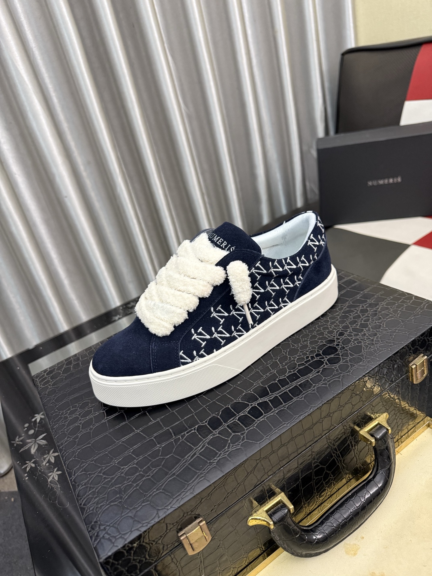 NO:850042,Numeris Couple Style is carefully crafted from printed denim fabrics and other materials. The fabric is embellished with contrasting beige stitching jacquard, recalling the details of classic low-cut canvas shoes, such as front laces with eyelets, white rubber soles with contrasting panels, round reinforced toes and leather rear pull tabs. With technical fabric lining, it can be matched with casual outfits to create a sophisticated look. Size 35-40 (women) 39-45,19860909Numeris情侣款 印花牛仔面料等材质精心制作,面料点缀以对比鲜明的米色缝线提花,回溯经典的低帮帆布鞋细节,如正面鞋带搭配孔眼、白色橡胶鞋底搭配对比鲜明的镶片、圆形加固鞋头和皮革后侧提拉环.搭配科技面料里料,可与休闲装扮搭配,打造精致造型. 码数35-40（女） 39-45,,Men's shoes