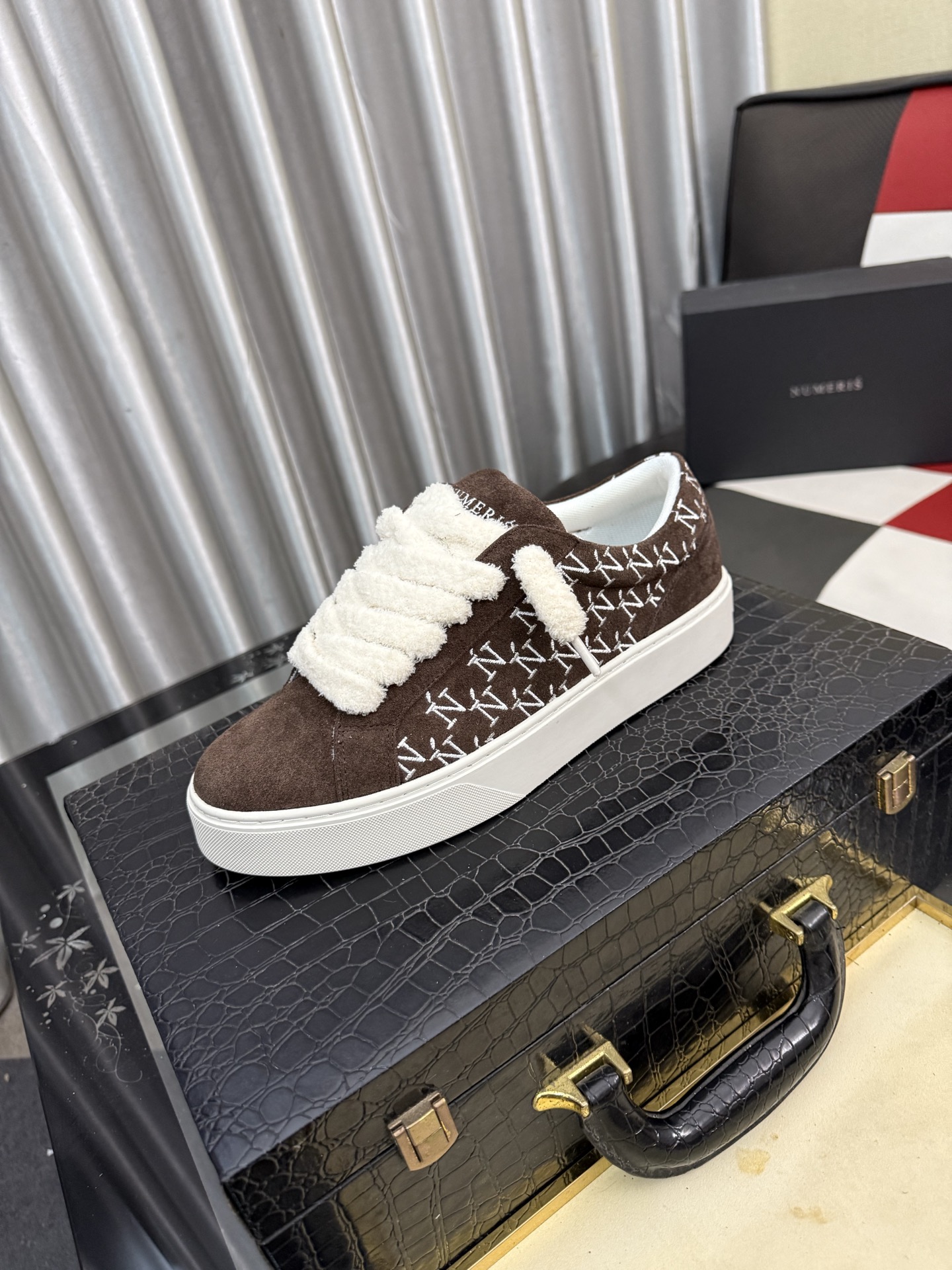 NO:834338,Numeris Couple Style is carefully crafted from printed denim fabrics and other materials. The fabric is embellished with contrasting beige stitching jacquard, recalling the details of classic low-cut canvas shoes, such as front laces with eyelets, white rubber soles with contrasting panels, round reinforced toes and leather rear pull tabs. With technical fabric lining, it can be matched with casual outfits to create a sophisticated look. Size 35-40 (women) 39-45,19860909Numeris情侣款 印花牛仔面料等材质精心制作,面料点缀以对比鲜明的米色缝线提花,回溯经典的低帮帆布鞋细节,如正面鞋带搭配孔眼、白色橡胶鞋底搭配对比鲜明的镶片、圆形加固鞋头和皮革后侧提拉环.搭配科技面料里料,可与休闲装扮搭配,打造精致造型. 码数35-40（女） 39-45,,Men's shoes
