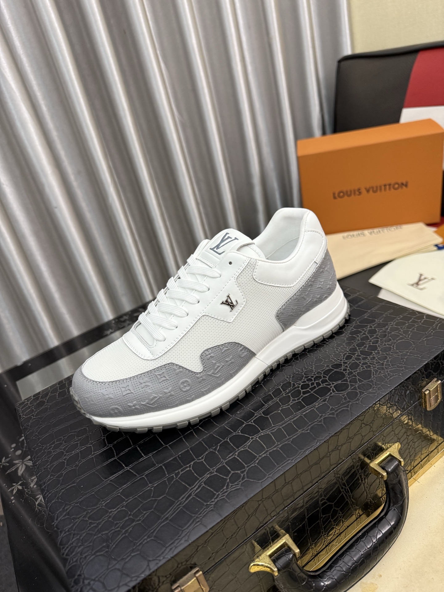 NO:850050,LV Louis Vuitton. The latest trendy shoes and casual shoes are popular in physical stores. New spring and summer comfortable imported custom original cowhide, unique jacquard fabric element design. With sheepskin lining, LV original bottom, [sun] [sun] high-end packaging high-quality details determine quality, code number 38-44,, louis vuitton, louis vuitton, cowhide, sheepskin19860909LV 路易威登.最新潮鞋休闲鞋实体店爆款.新品春夏季舒适进口定制原版牛皮,独特提花面料元素设计.搭配羊皮内里,Lv原版底,[太阳][太阳]高端包装高品质细节决定品质、码数38-44,,louis vuitton,louis vuitton,cowhide,sheepskin,Men's shoes
