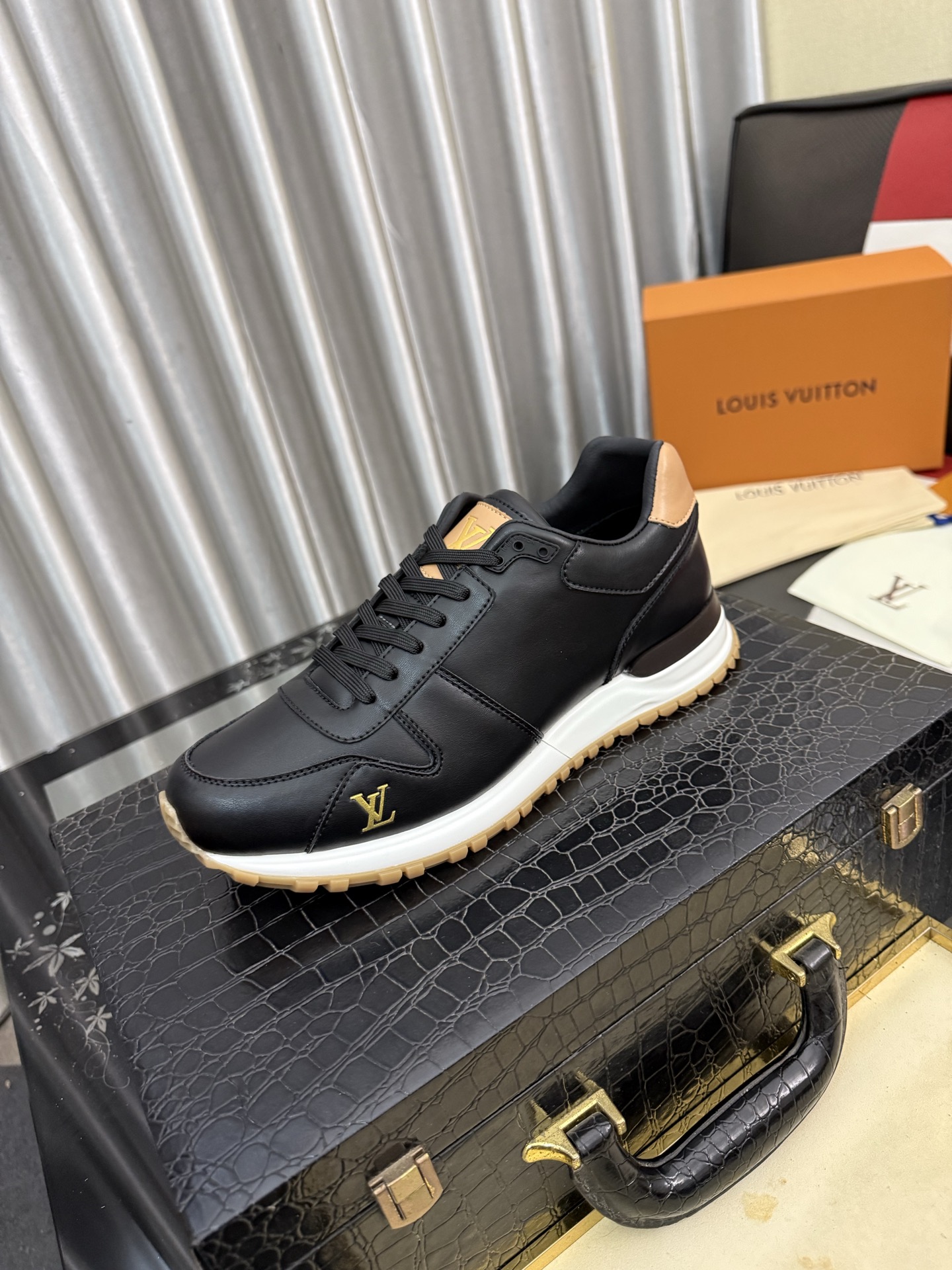 NO:834344,LV Louis Vuitton. The latest trendy shoes and casual shoes are popular in physical stores. New spring and summer comfortable imported custom original cowhide, unique jacquard fabric element design. With sheepskin lining, LV original bottom, [sun] [sun] high-end packaging high-quality details determine quality, code number 38-44,, louis vuitton, louis vuitton, cowhide, sheepskin19860909LV 路易威登.最新潮鞋休闲鞋实体店爆款.新品春夏季舒适进口定制原版牛皮,独特提花面料元素设计.搭配羊皮内里,Lv原版底,[太阳][太阳]高端包装高品质细节决定品质、码数38-44,,louis vuitton,louis vuitton,cowhide,sheepskin,Men's shoes