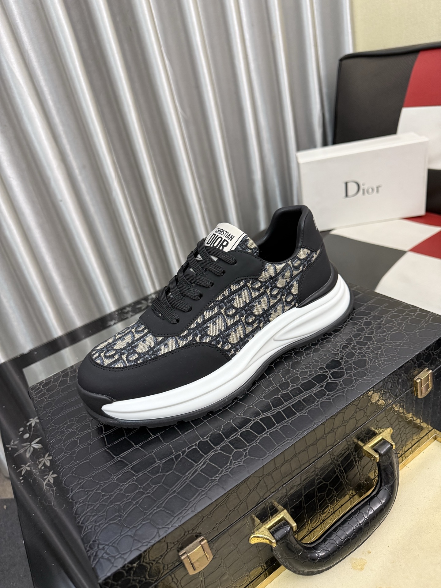 NO:834348,[Dior] Dior casual shoes are shipped, made of imported cowhide with brand material font, high-grade cowhide on the heel, sheepskin lining, comfortable to wear, lightweight, original last mold, official website 11, private mold outsole, code number 38 to 44,, dior, dior, cowhide, sheepskin19860909【Dior】迪奥休闲鞋出货,采用进口牛皮压搭配品牌料字体,后跟牛皮显凸出高档,羊皮内裡,穿着舒适,轻便,原版楦头开模,官网11,私模大底,码数38一44,,dior,dior,cowhide,sheepskin,Men's shoes