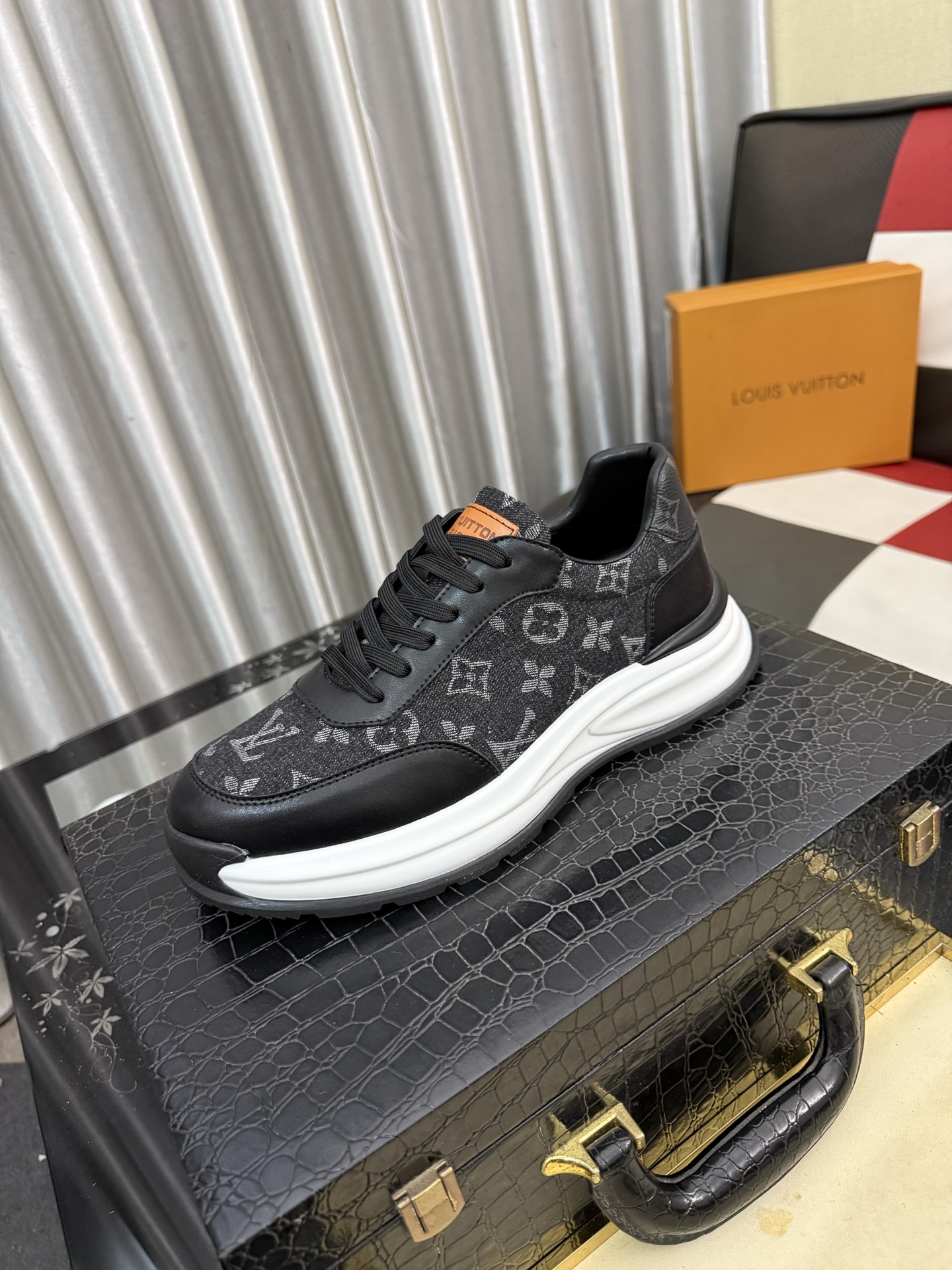 NO:834352,LV Louis Vuitton. The latest trendy shoes and casual shoes are popular in physical stores. New spring and summer comfortable imported custom original cowhide, unique jacquard fabric element design. With sheepskin lining, LV original bottom, [sun] [sun] high-end packaging high-quality details determine the quality, you can enter and exit the counter at will, welcome to compare the size 38-442 colors are available, louis vuitton, louis vuitton, cowhide, sheepskin19860909LV 路易威登.最新潮鞋休闲鞋实体店爆款.新品春夏季舒适进口定制原版牛皮,独特提花面料元素设计.搭配羊皮内里,Lv原版底,[太阳][太阳]高端包装高品质细节决定品质、可随意进出专柜,欢迎对比码数38-442色可选,,louis vuitton,louis vuitton,cowhide,sheepskin,Men's shoes