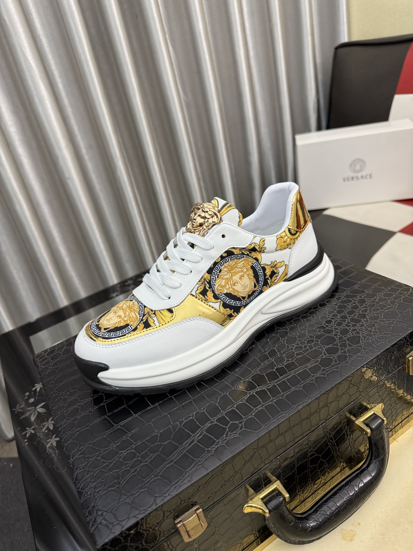 NO:850059,'Versace' men's new high-top latest popular casual shoes, top brand [seduce] luxury [strong] upper is made of imported brand printed fabric + cowhide, breathable lining + pigskin feet () fine workmanship. Personalized fashionable wear-resistant outsole, light and comfortable on the foot, better looking in kind, 38-442 colors available, versace, cowhide19860909《范思哲》 男士高帮新款最新爆款休闲鞋,顶端品牌[勾引]奢侈[强]鞋面選用进口品牌印花面料+牛皮,透气内里+猪皮垫脚（）精细做工.个性时尚耐磨大底,上脚轻巧舒适,實物更好看,38-442色可选,,versace,cowhide,Men's shoes