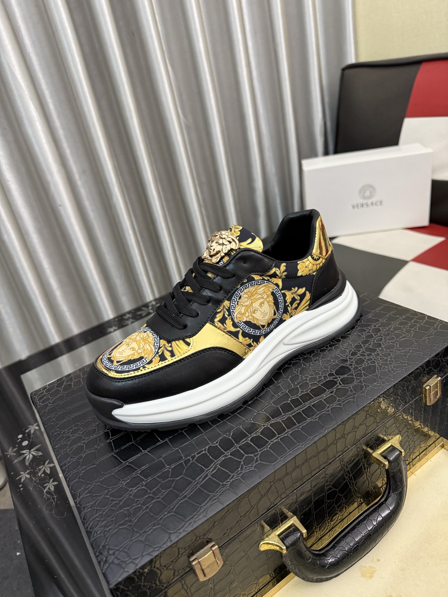 NO:834356,'Versace' men's new high-top latest popular casual shoes, top brand [seduce] luxury [strong] upper is made of imported brand printed fabric + cowhide, breathable lining + pigskin feet () fine workmanship. Personalized fashionable wear-resistant outsole, light and comfortable on the foot, better looking in kind, 38-442 colors available, versace, cowhide19860909《范思哲》 男士高帮新款最新爆款休闲鞋,顶端品牌[勾引]奢侈[强]鞋面選用进口品牌印花面料+牛皮,透气内里+猪皮垫脚（）精细做工.个性时尚耐磨大底,上脚轻巧舒适,實物更好看,38-442色可选,,versace,cowhide,Men's shoes