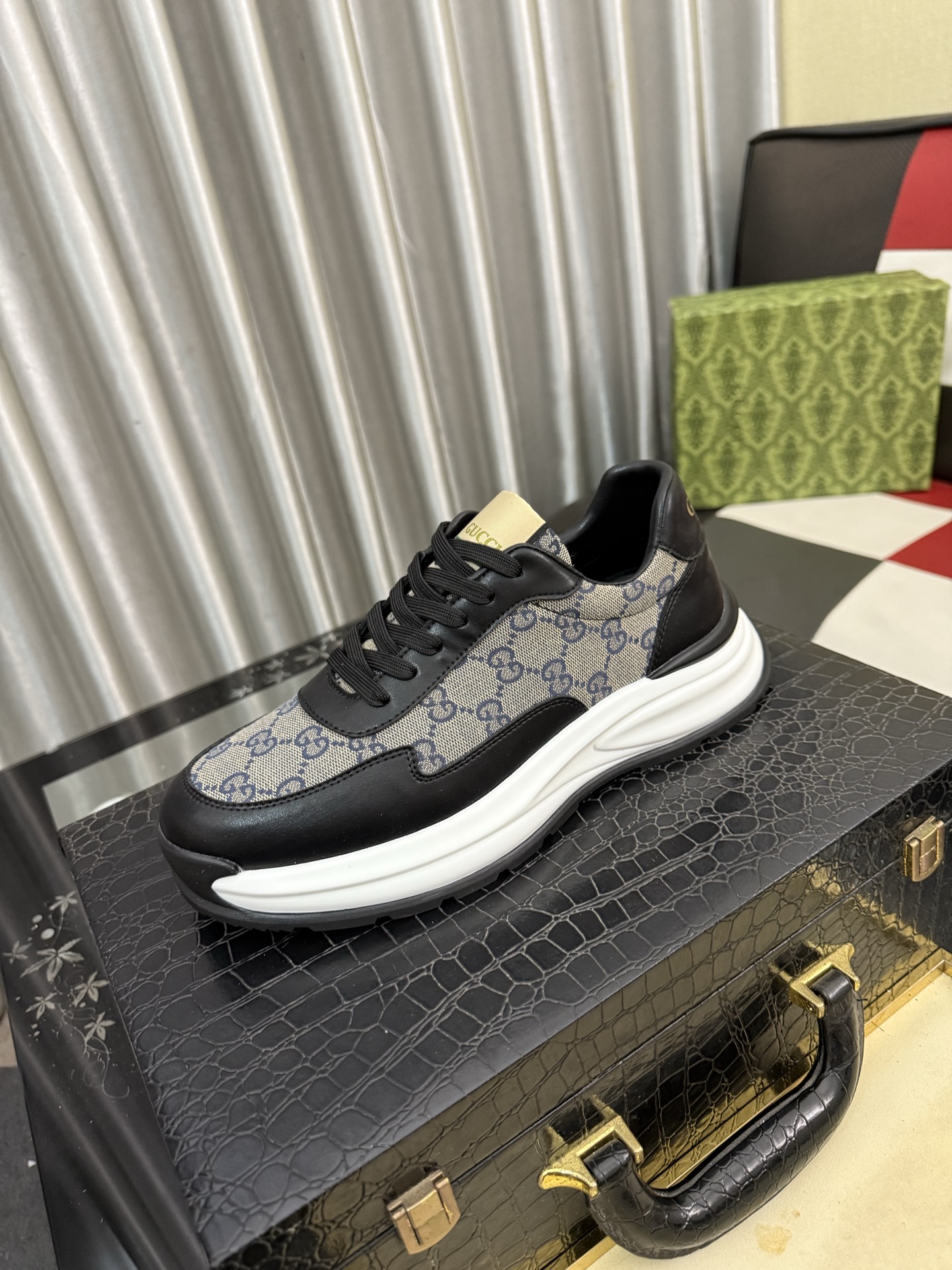 NO:834360,[GUCCI] Gucci men's casual shoes are absolutely popular and the ultimate matching item for trendy men!  The charm of super texture is irresistible, the main recommendation, the flower leather color is bright!  The upper is made of high-quality cowhide + brand printed fabric, sheepskin feet, wear-resistant rubber sole, noble and elegant!  Extremely comfortable, you can be as handsome as you want. 38-442 colors available, gucci, cowhide, sheepskin19860909【GUCCI】古奇男鞋休闲鞋绝对火爆潮男的极致搭配单品！超质感魅力挡不住,主推款,花皮色彩亮丽！鞋面选用优质牛皮+品牌印花面料,羊皮垫脚, 耐磨橡胶底,高贵典雅！舒适度爆棚想怎么帅就怎么帅 38-442色可选,,gucci,cowhide,sheepskin,Men's shoes