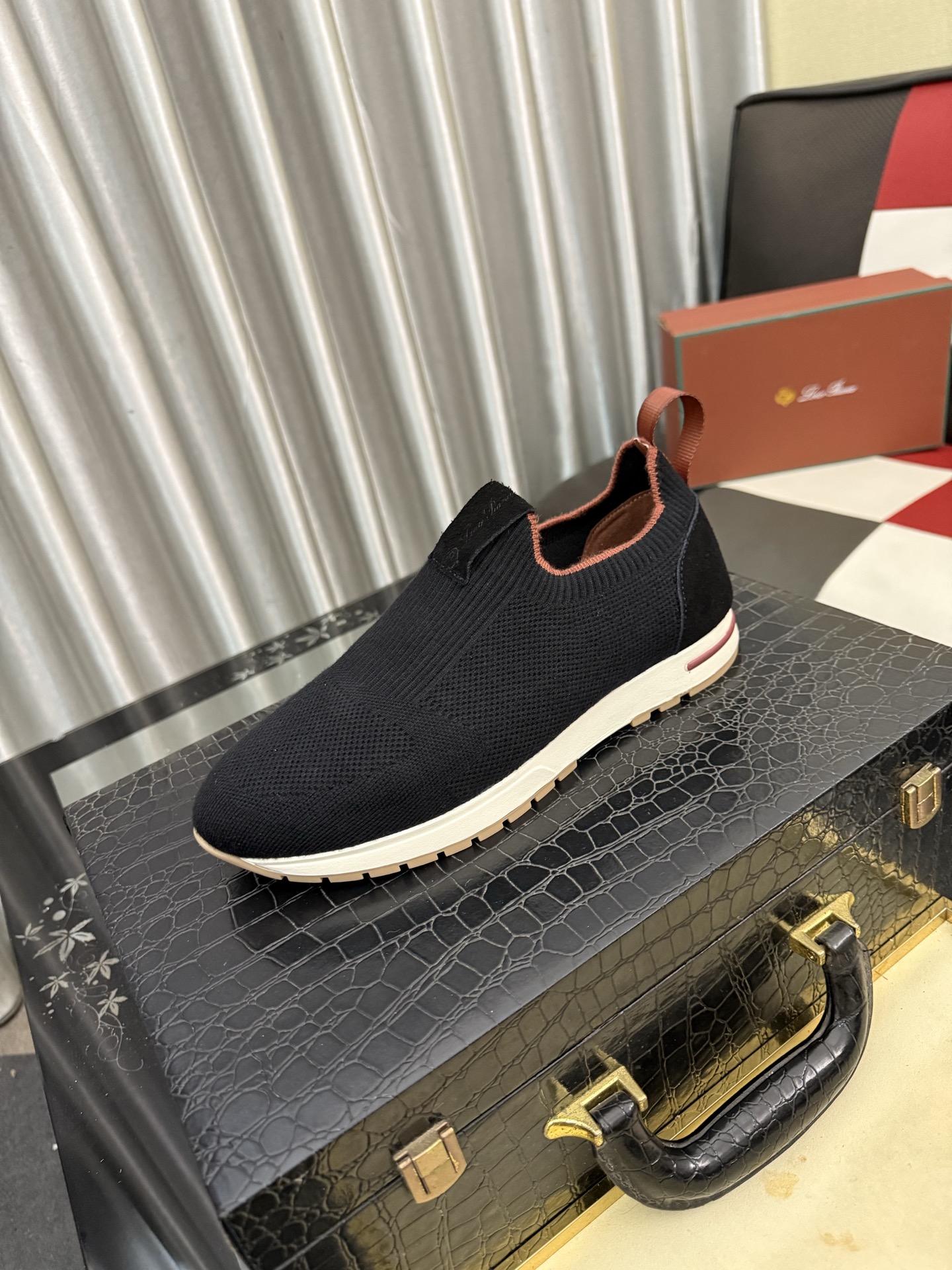 NO:834368,LP~. A must-have casual shoe for trendy men. Original brand imported from Italy, imported original leather, pig lining (refuses to discolor and grind the feet). Original factory special air cushion sole, French lazy style design. Fits the feet. Original quality. Super comfortable original sole. Size 36-46, loro piana19860909LP～.休闲鞋潮男必备款 意大利进口原版品牌,进口原版皮,猪里（拒绝脱色磨脚）鞋底原厂特供原版气垫底,法国懒人风格设计 贴脚 在贴原单品质 超舒服原版底 .码数36-46,,loro piana,Men's shoes