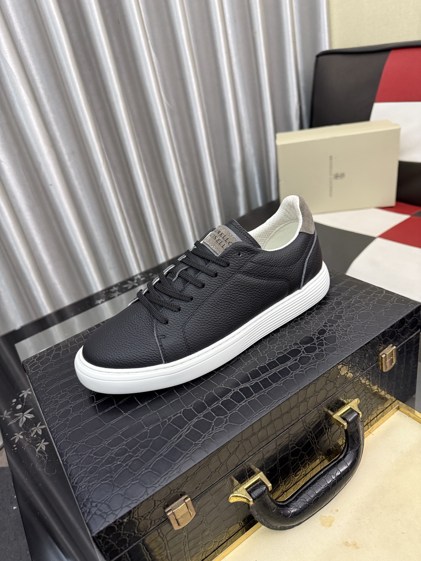 NO:850201,New Brunello Cucinelli spring and summer lace-up casual sports shoes for men. BC is the world's top luxury brand from Italy. Breathable fly-knit cashmere upper. High-temperature fused TPU on the upper. Unique design. Simple yet individual. Elastic and super-elastic Jiaji cloth at the shoe collar + universal stitching embellishment. The lining is white benzene-dyed special calfskin + 0.5mm round punching design. The foot pads are highly elastic foam and the cowhide lining is aligned. The upper foot is comfortable, breathable and not stuffy. The TPU+PU outsole is integrated.  The shoe box adopts the original drawer style with shoe storage bag. Size: 38-44, brunello cucinelli, cowhide19860909新品Brunello Cucinelli春夏系带休闲运动男鞋 BC来自意大利的世界顶级奢侈品牌 鞋面透气飞织羊绒面 鞋面高温熔断TPU 独特设计 简约不失个性 鞋口松紧超弹佳集布+万能针车点缀 内里是本白色苯染专用小牛皮+0.5mm圆形冲孔设计 脚垫高弹发泡与牛里对贴 上脚舒服透气不闷脚 TPU+PU大底一体成型 鞋盒采用原版抽屉式 配鞋履收纳袋 码数:38-44,,brunello cucinelli,cowhide,Men's shoes