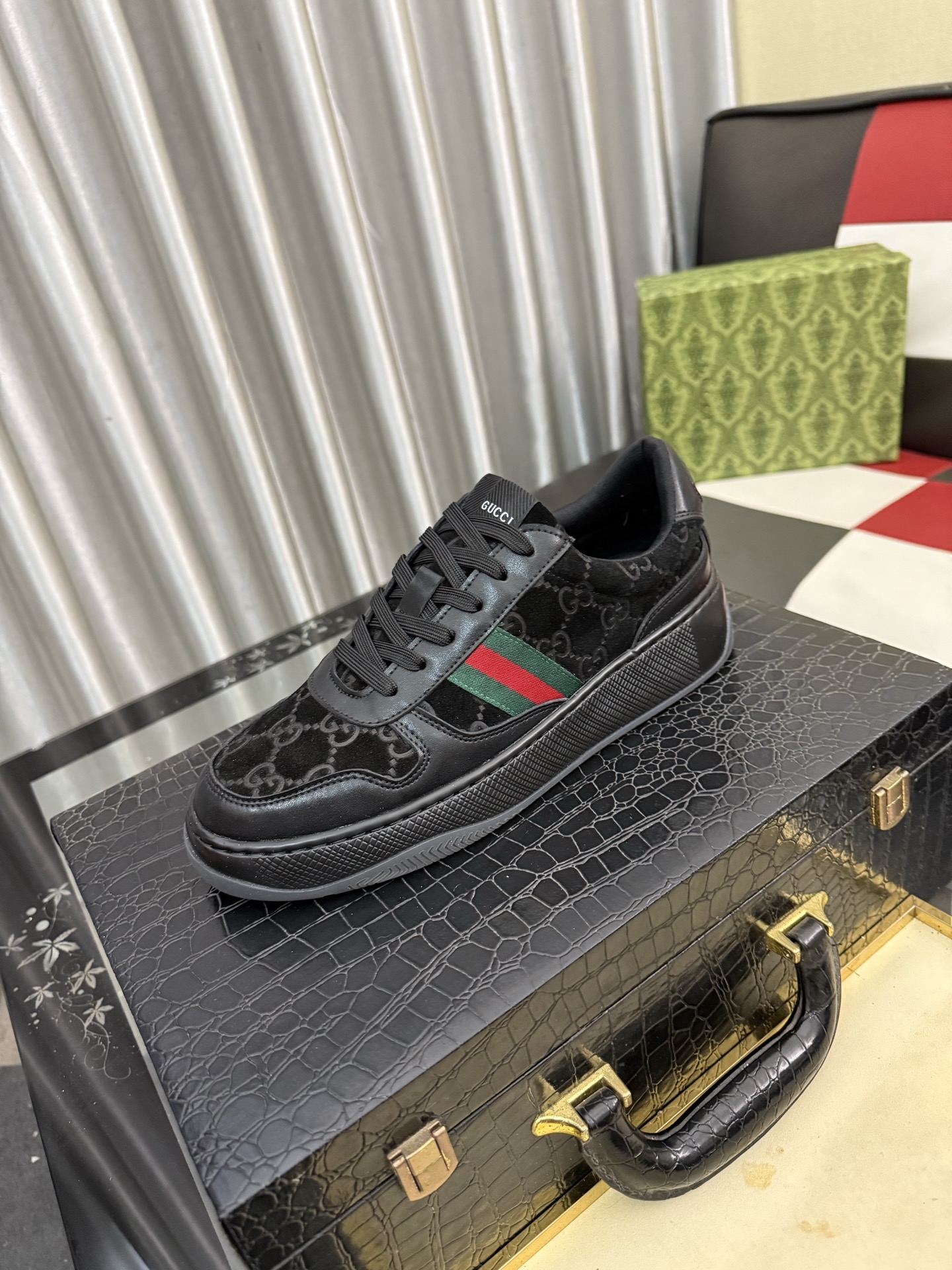 NO:850212,[GUCCI] Gucci men's casual shoes are absolutely popular and the ultimate matching item for trendy men!  The charm of super texture is irresistible, the main recommendation, the flower leather color is bright!  The upper is made of high-quality cowhide + brand printed fabric, sheepskin feet, wear-resistant rubber sole, noble and elegant!  Extremely comfortable, you can be as handsome as you want. 38-444 colors available, gucci, cowhide, sheepskin19860909【GUCCI】古奇男鞋休闲鞋绝对火爆潮男的极致搭配单品！超质感魅力挡不住,主推款,花皮色彩亮丽！鞋面选用优质牛皮+品牌印花面料,羊皮垫脚, 耐磨橡胶底,高贵典雅！舒适度爆棚想怎么帅就怎么帅 38-444色可选,,gucci,cowhide,sheepskin,Men's shoes
