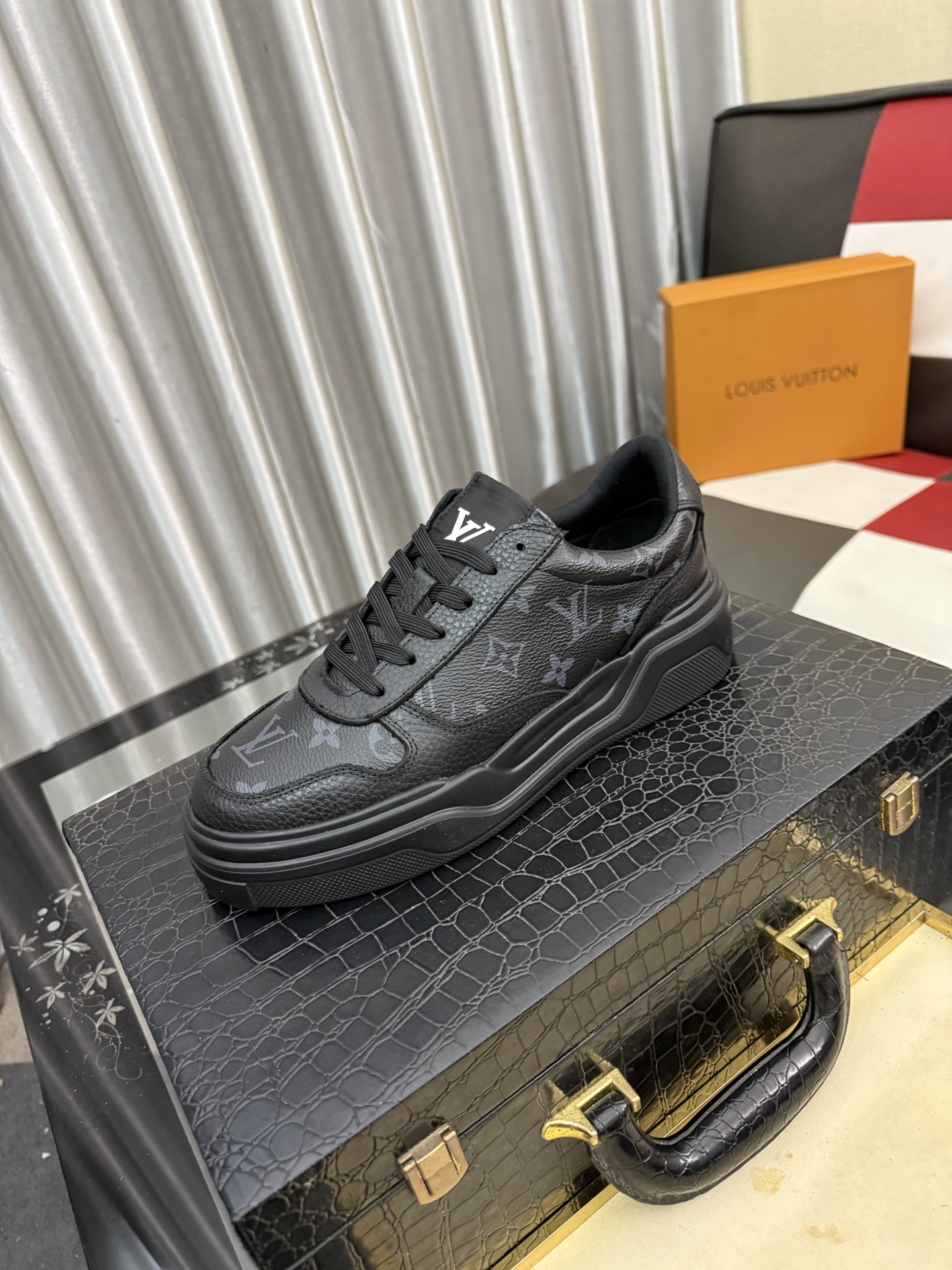 NO:850223,LV Louis Vuitton. The latest trendy shoes and casual shoes are popular in physical stores. New spring and summer comfortable imported custom original cowhide, unique jacquard fabric element design. With sheepskin lining, LV original bottom, [sun] [sun] high-end packaging high-quality details determine the quality, you can enter and exit the counter at will, welcome to compare the size 38-442 colors are available, louis vuitton, louis vuitton, cowhide, sheepskin19860909LV 路易威登.最新潮鞋休闲鞋实体店爆款.新品春夏季舒适进口定制原版牛皮,独特提花面料元素设计.搭配羊皮内里,Lv原版底,[太阳][太阳]高端包装高品质细节决定品质、可随意进出专柜,欢迎对比码数38-442色可选,,louis vuitton,louis vuitton,cowhide,sheepskin,Men's shoes