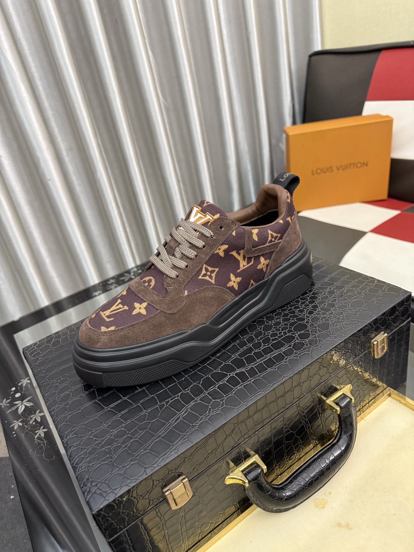NO:850235,LV Louis Vuitton. The latest trendy shoes and casual shoes are popular in physical stores. New spring and summer comfortable imported custom original cowhide, unique jacquard fabric element design. With sheepskin lining, LV original bottom, [sun][sun] high-end packaging high-quality details determine the quality, you can enter and exit the counter at will, welcome to compare code numbers 38-443 colors available, louis vuitton, louis vuitton, cowhide, sheepskin19860909LV 路易威登.最新潮鞋休闲鞋实体店爆款.新品春夏季舒适进口定制原版牛皮,独特提花面料元素设计.搭配羊皮内里,Lv原版底,[太阳][太阳]高端包装高品质细节决定品质、可随意进出专柜,欢迎对比码数38-443色可选,,louis vuitton,louis vuitton,cowhide,sheepskin,Men's shoes