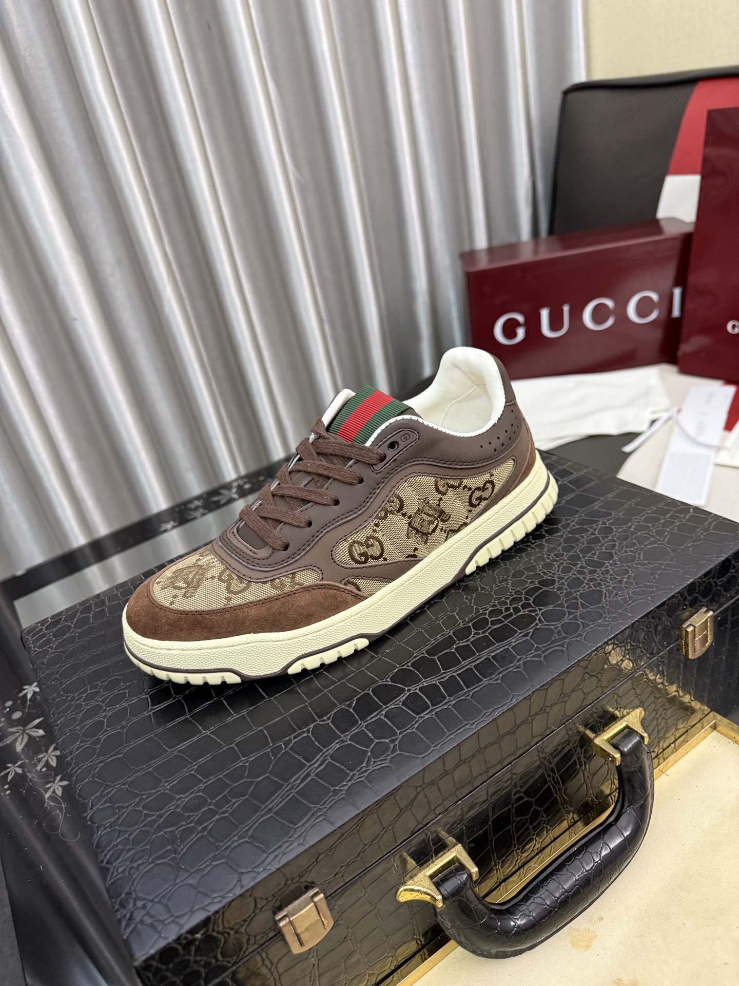 NO:850247,Gucci high version [high version ~ trendy style] casual men's 2026 counters are on sale at the same time, the original shoe upper is reproduced, it is the original product, super domineering, the original Italian imported leather embossed logo letters are electric embroidered, sheepskin feet (refuse to decolorize and grind the feet), simple and generous. The upper details are carefully designed by hand. The original shoe is reproduced and is so cool. French slip-on style design, men's shoe size 38-44,, sheepskin19860909古奇高版本【高版本～潮款】休闲男士2026专柜同步发售,原单鞋面复刻 更是原单货 超级霸气 意大利进口原版皮压花logo字母电绣,羊皮垫脚（拒绝脱色磨脚）,简单大方 鞋面精片经过人工精心设计 原单复刻而上酷毙了 法国套脚风格设计 ,男鞋码数38-44,,sheepskin,Men's shoes