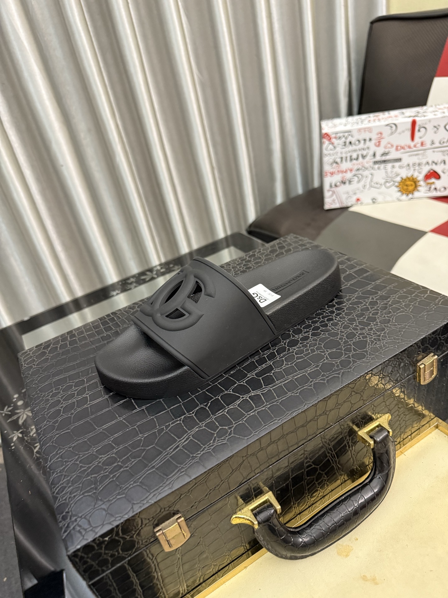 NO:850641,DG～The new DG men’s casual slippers, Dolce & Gabbana’s new products, official website limited edition!  Imported customized original PVC material, one-piece TPU outsole!  Size 38–46,,Dolce&Gabbana,slippers19860909DG～新款dg男士休闲拖鞋、杜嘉班纳力推新品,官网限定款！进口定制原版PVC材质、一体成型TPU大底！码数38–46,,Dolce&Gabbana,slippers,Men's shoes